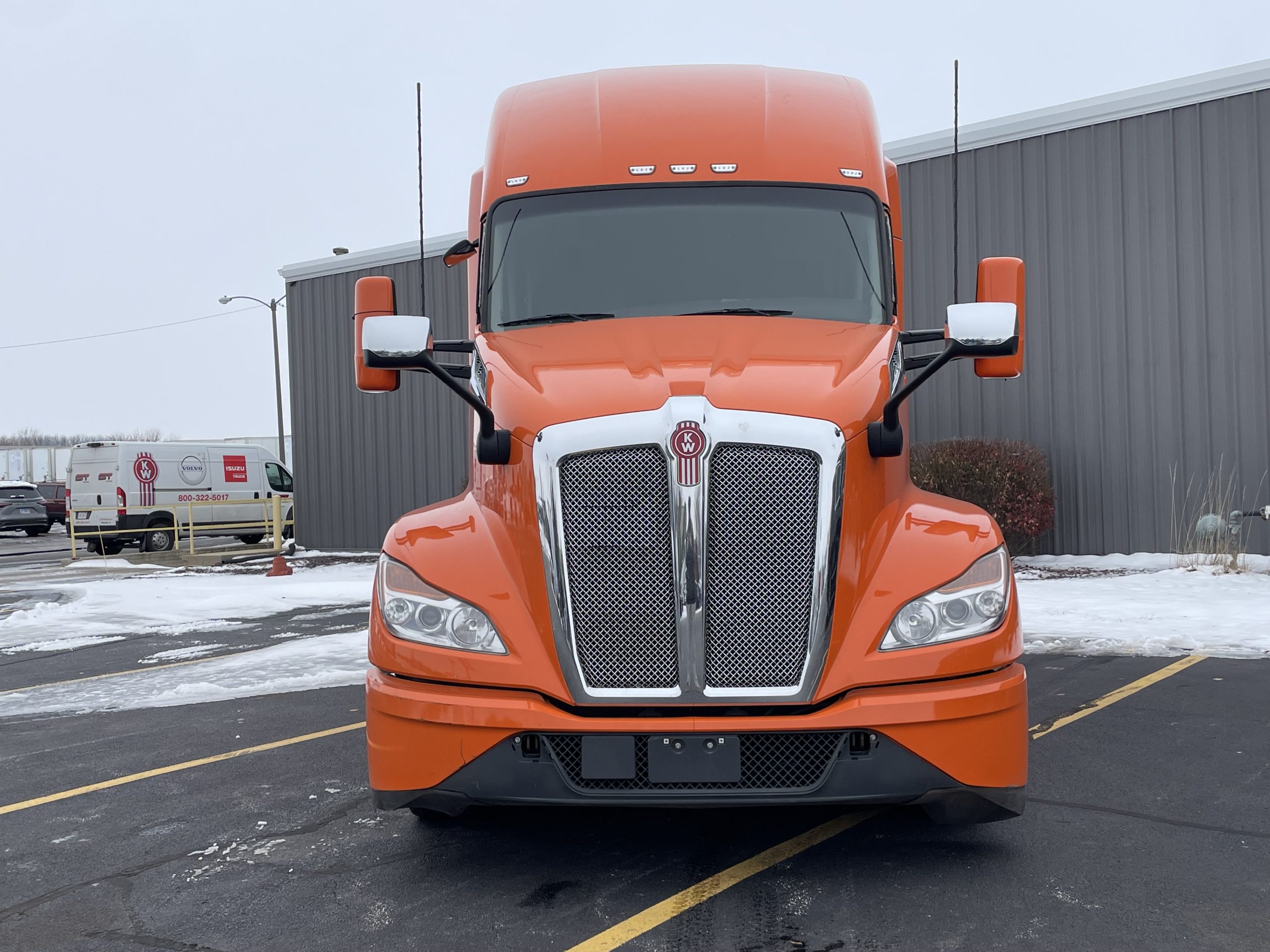 2023 KENWORTH T680 - image 2 of 6