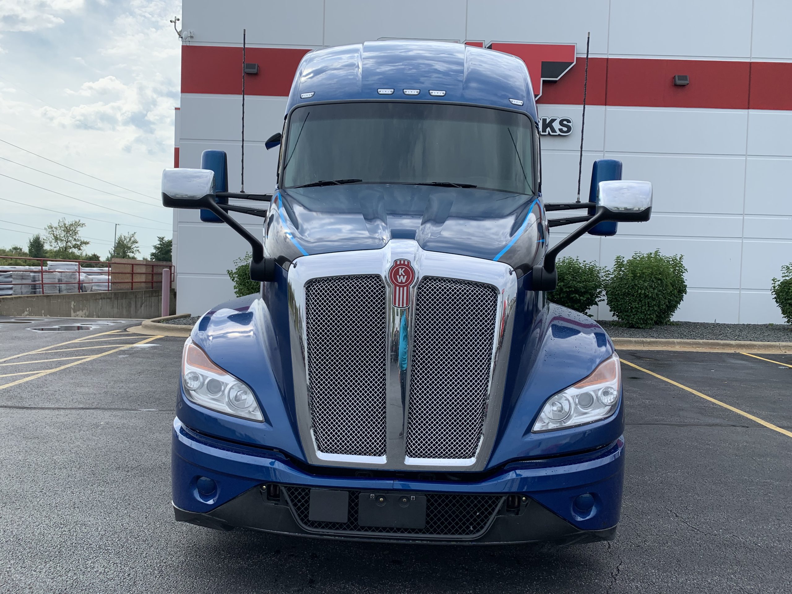 2023 KENWORTH T680 - image 2 of 6