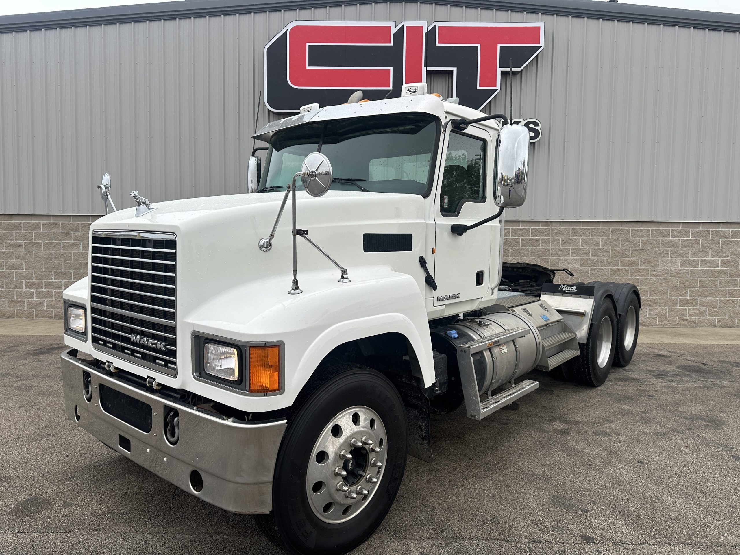 2011 MACK PINNACLE - image 1 of 6