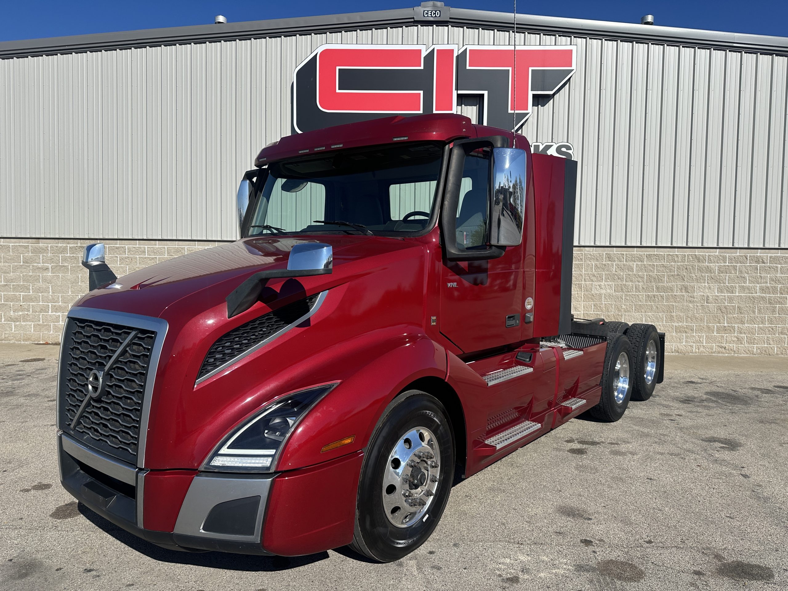 2022 VOLVO VNL300 2022 VOLVO VNL300 - image 1 of 6