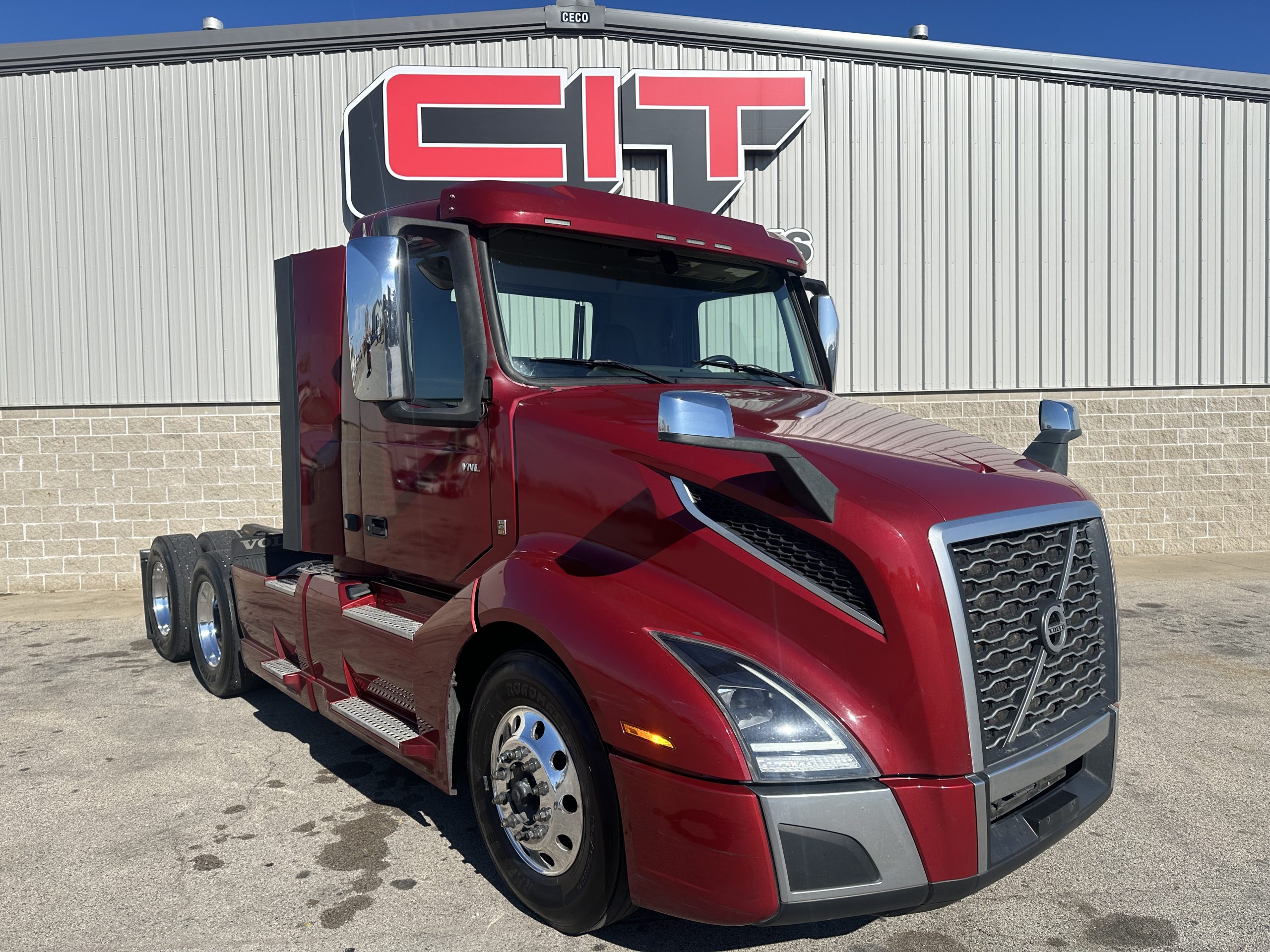 2022 VOLVO VNL300 2022 VOLVO VNL300 - image 3 of 6