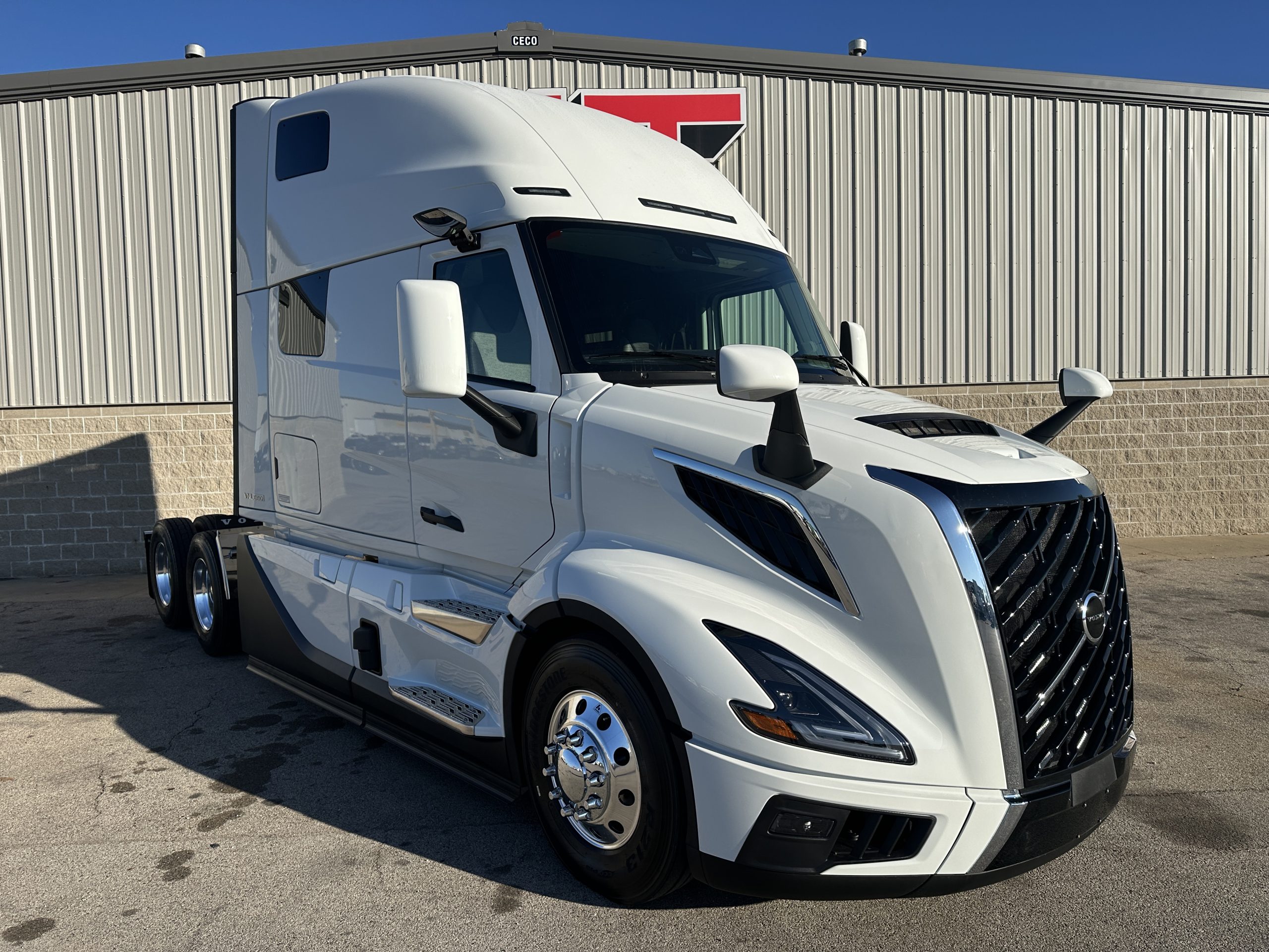 2026 VOLVO VNL860 2026 VOLVO VNL860 - image 3 of 6