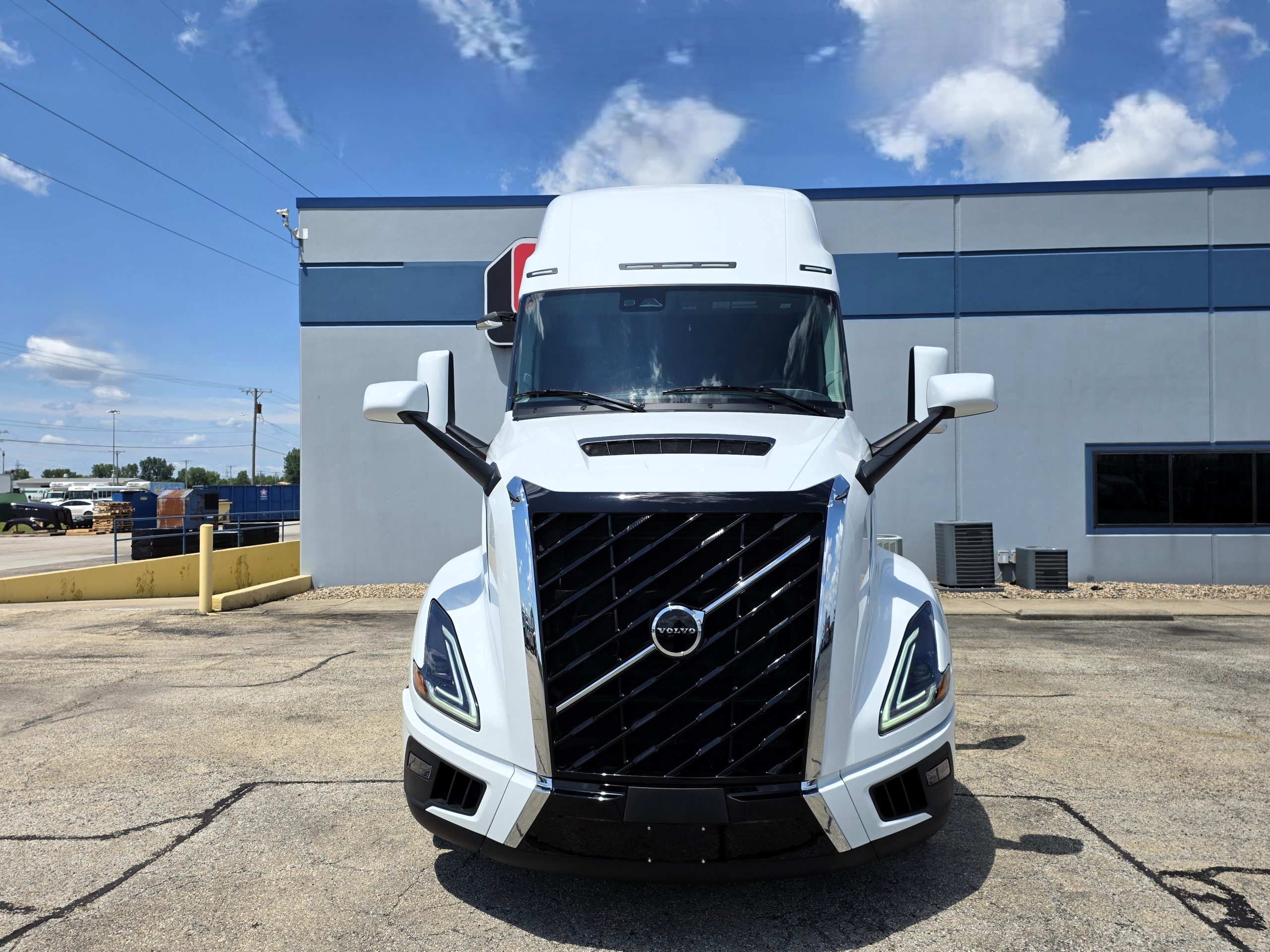 2026 VOLVO VNL860 2026 VOLVO VNL860 - image 2 of 6