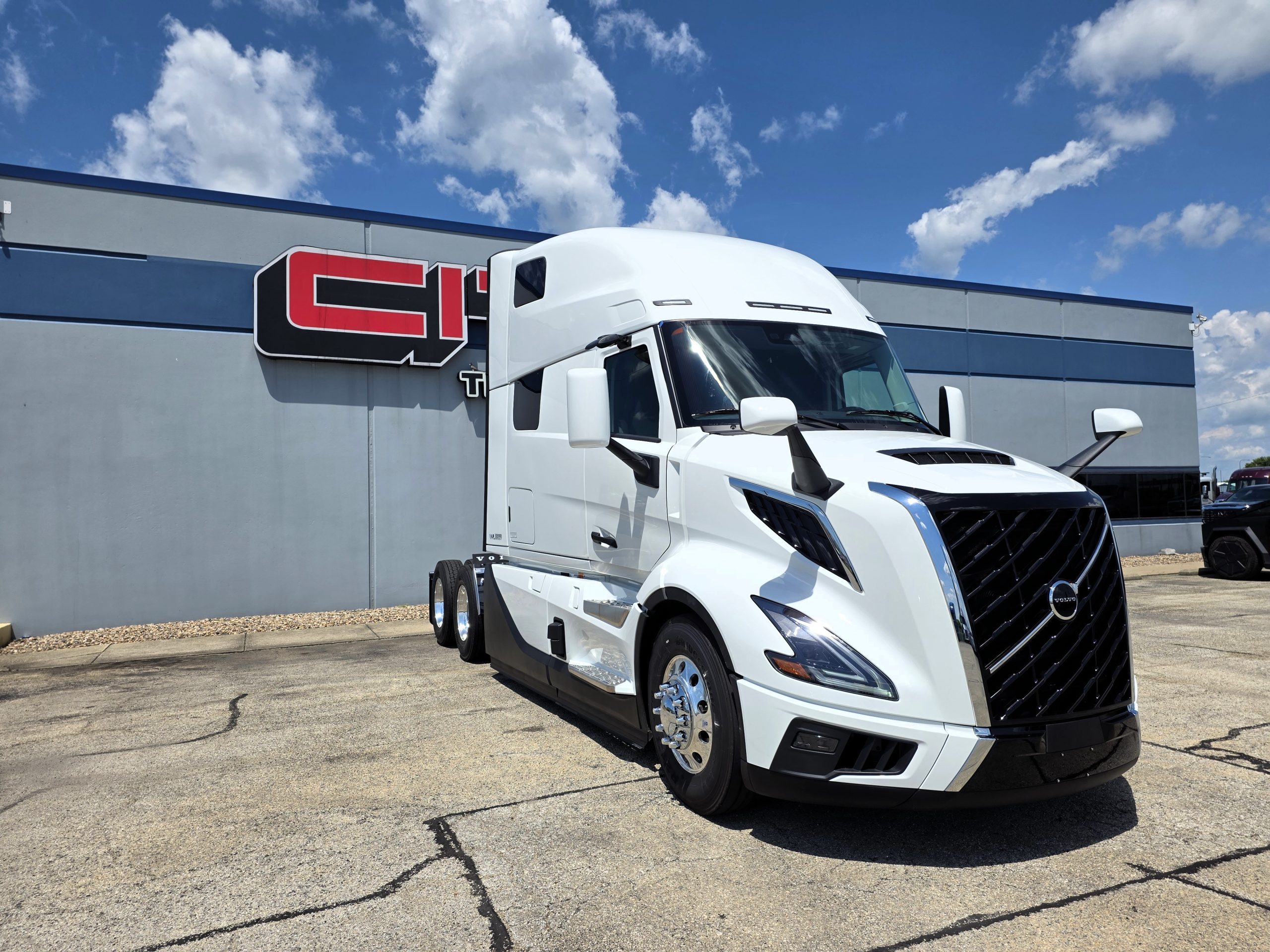 2026 VOLVO VNL860 2026 VOLVO VNL860 - image 3 of 6