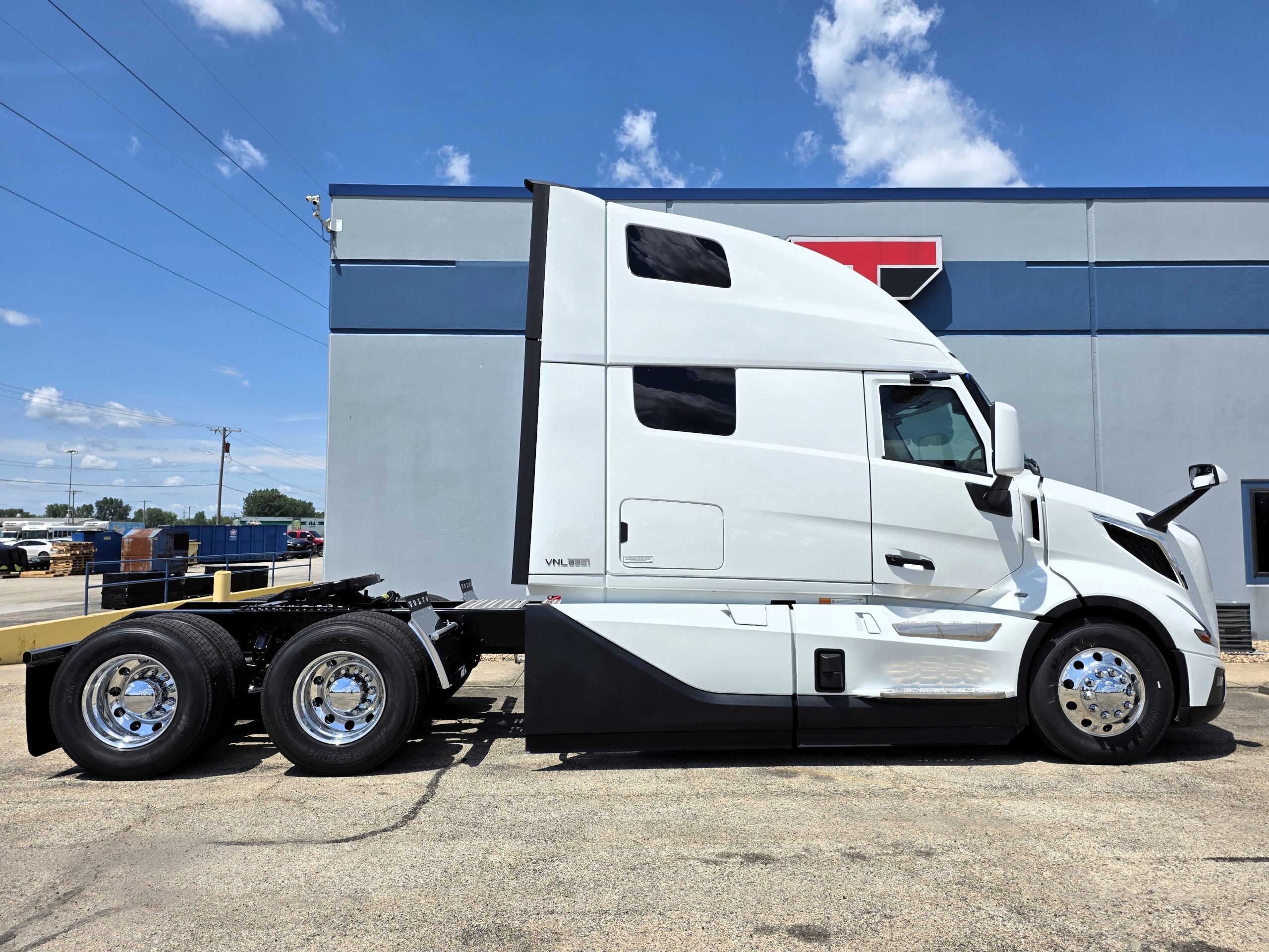 2026 VOLVO VNL860 2026 VOLVO VNL860 - image 4 of 6