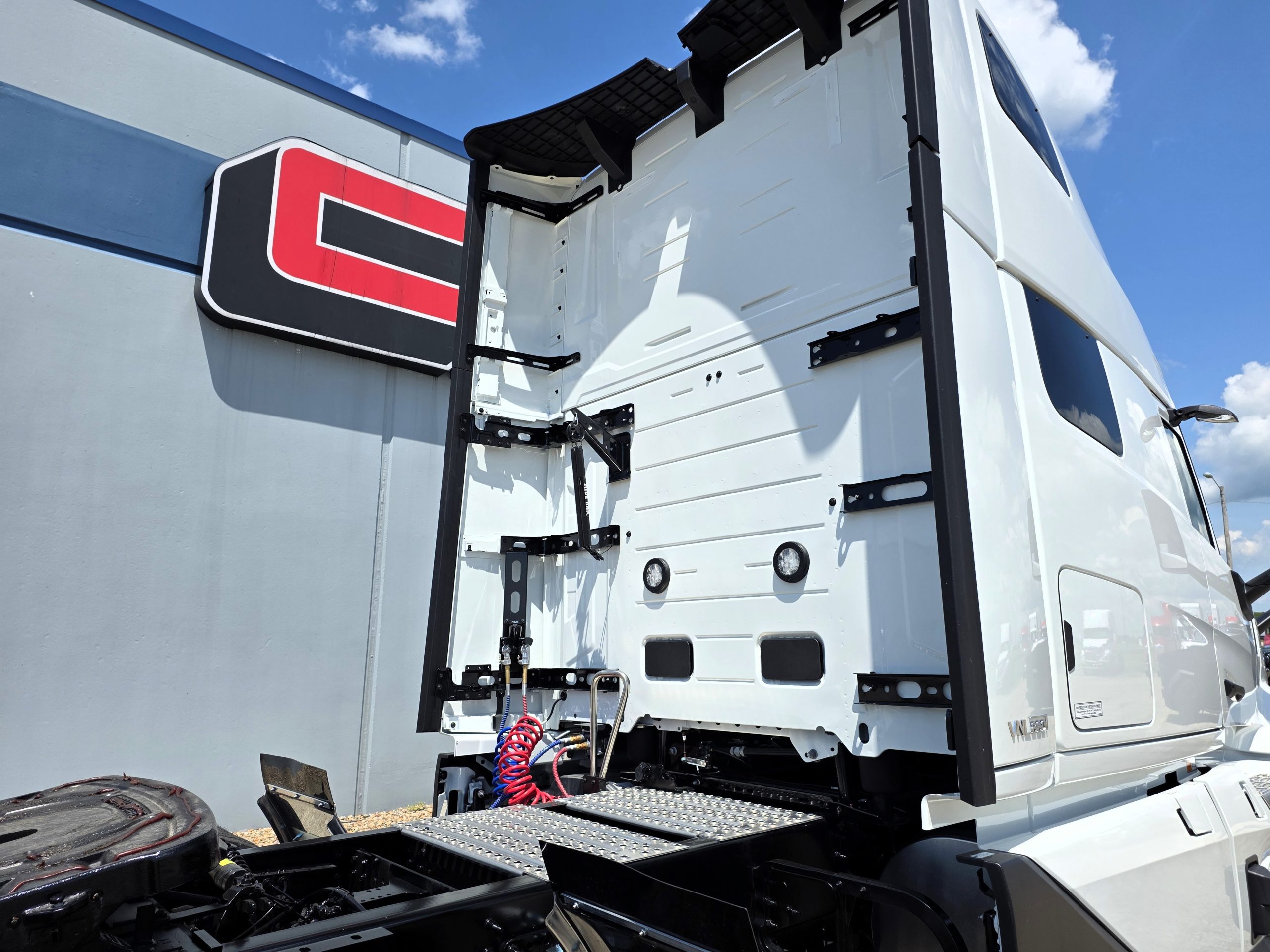 2026 VOLVO VNL860 2026 VOLVO VNL860 - image 5 of 6
