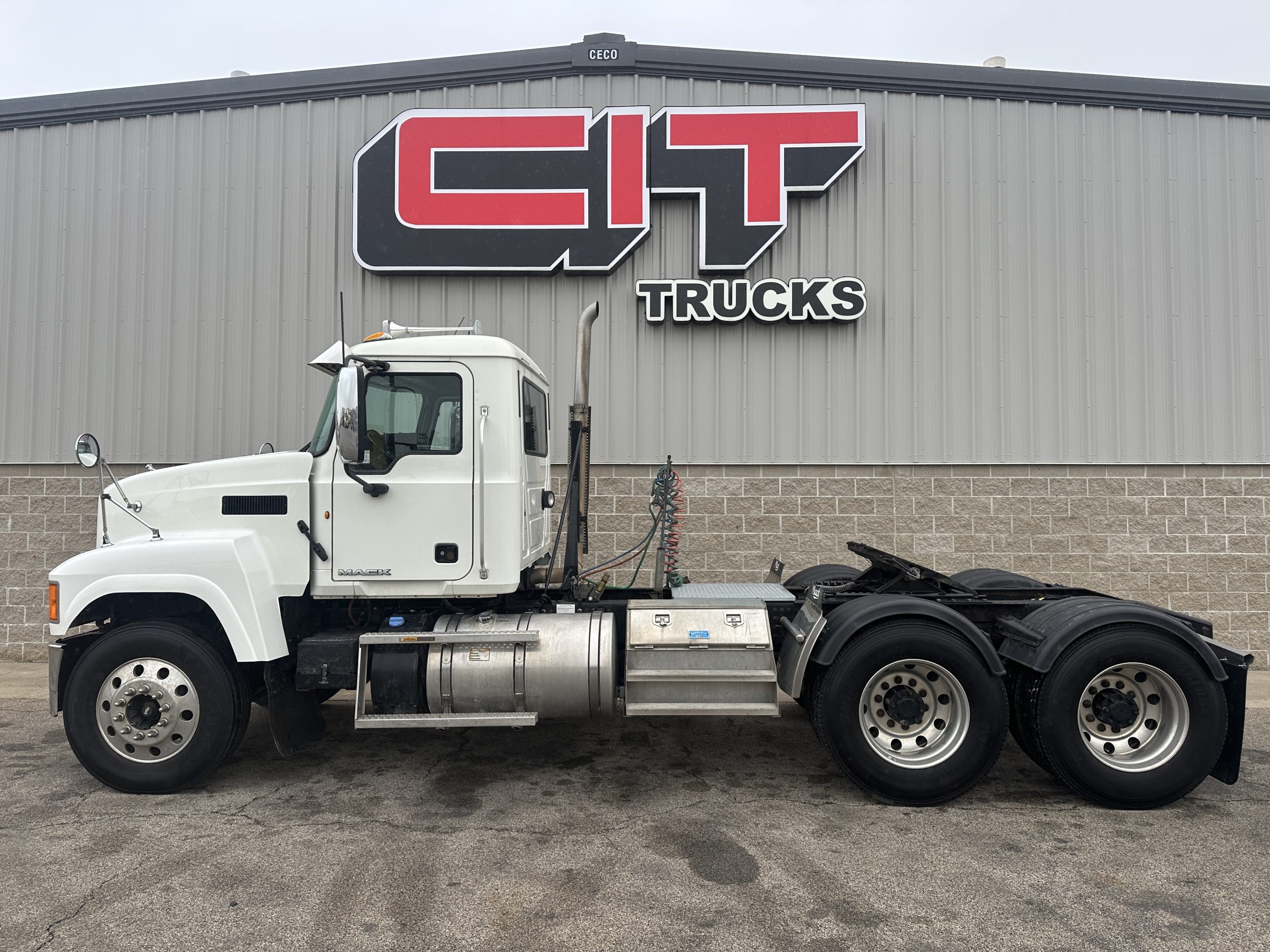 2011 MACK PINNACLE - image 3 of 6