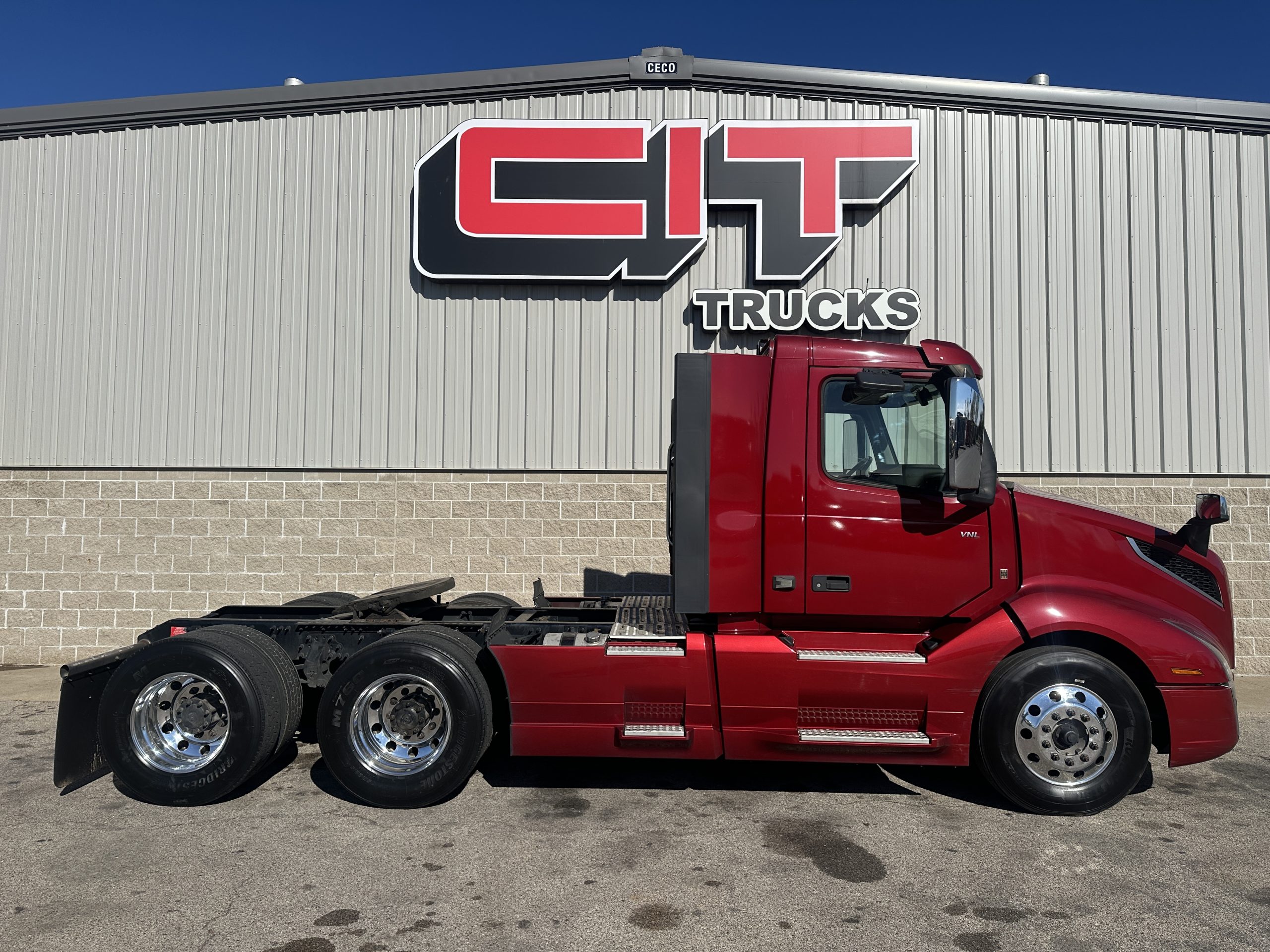 2022 VOLVO VNL300 2022 VOLVO VNL300 - image 4 of 6