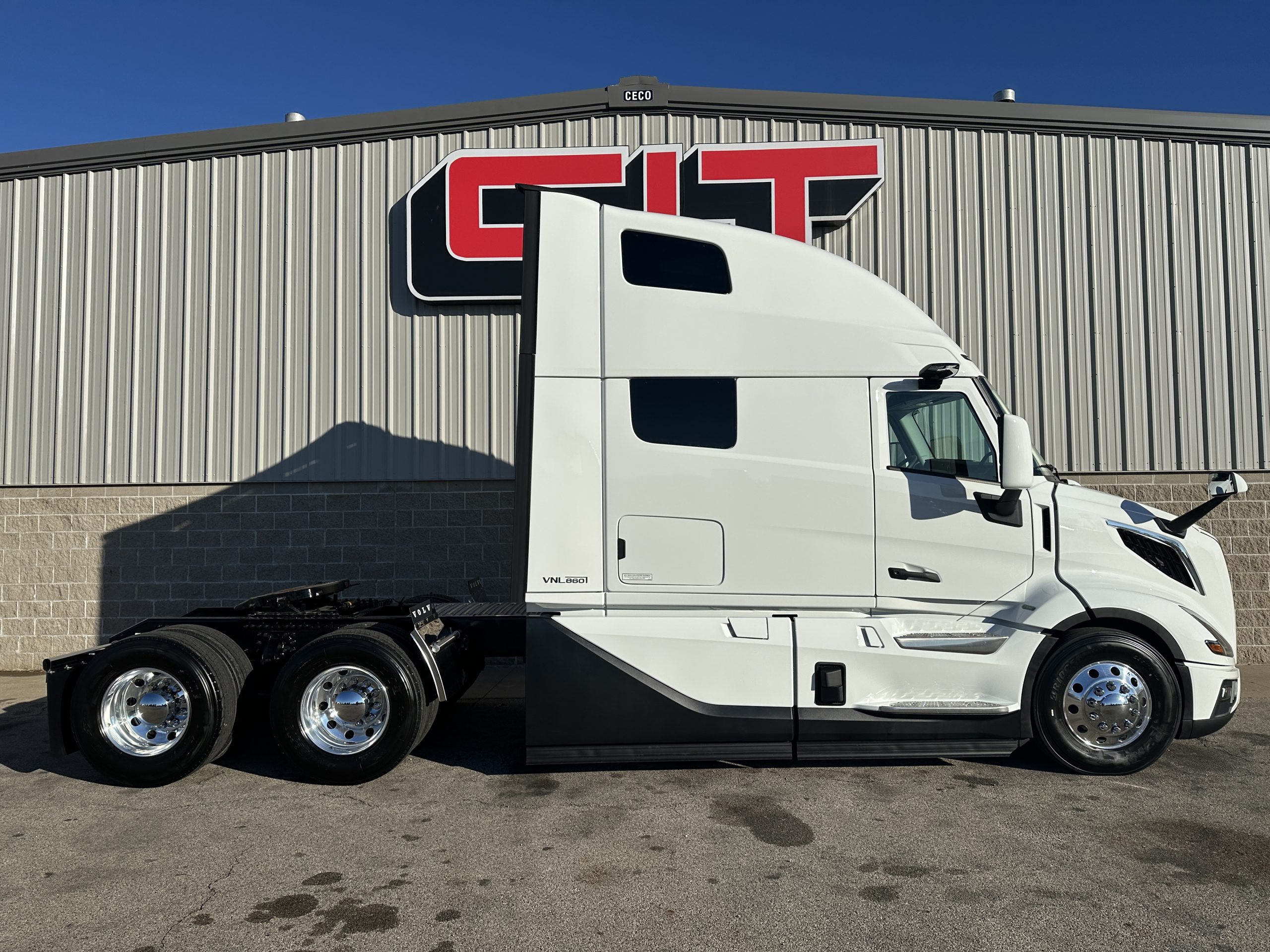 2026 VOLVO VNL860 2026 VOLVO VNL860 - image 4 of 6