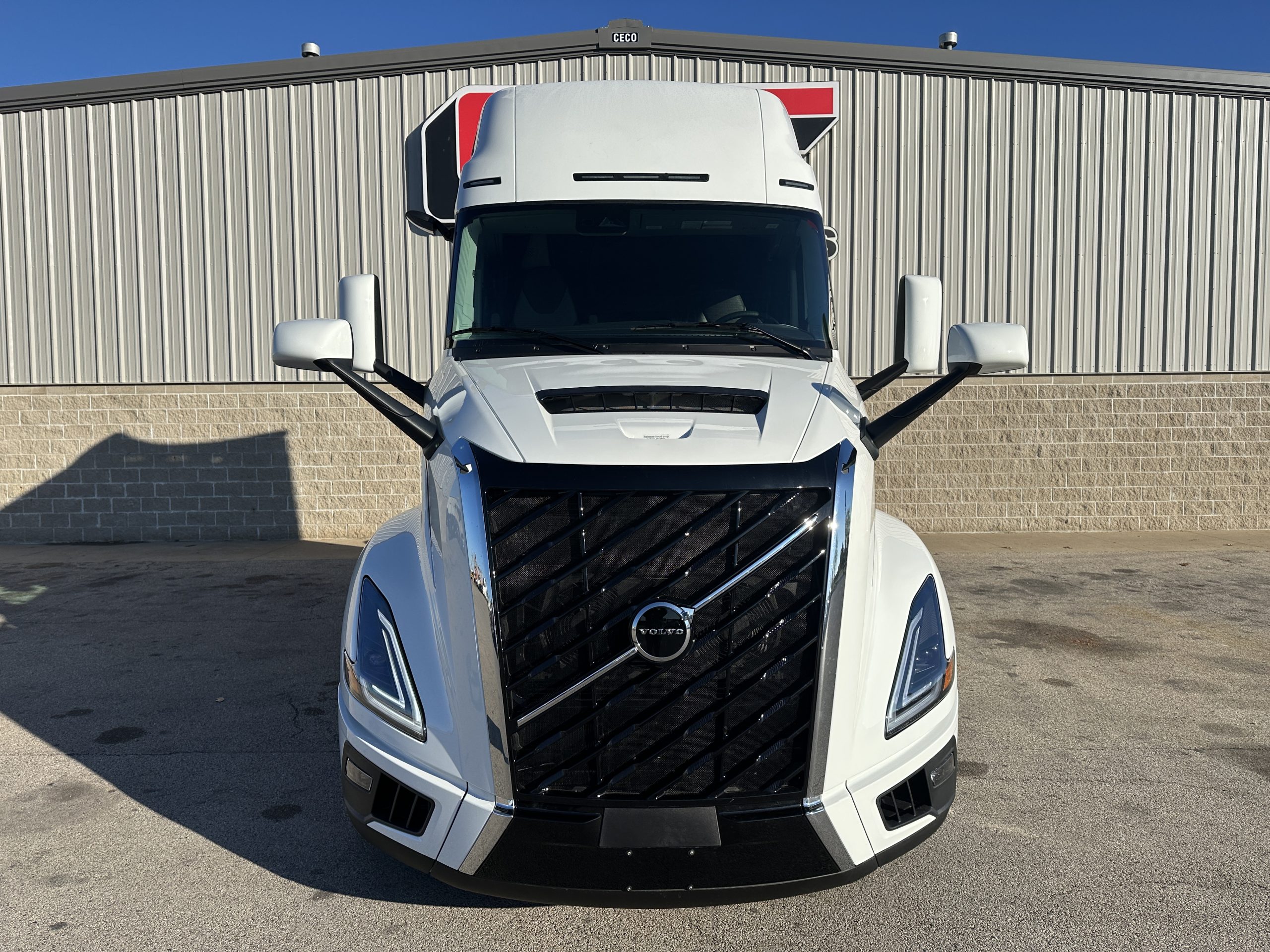 2026 VOLVO VNL860 2026 VOLVO VNL860 - image 2 of 6