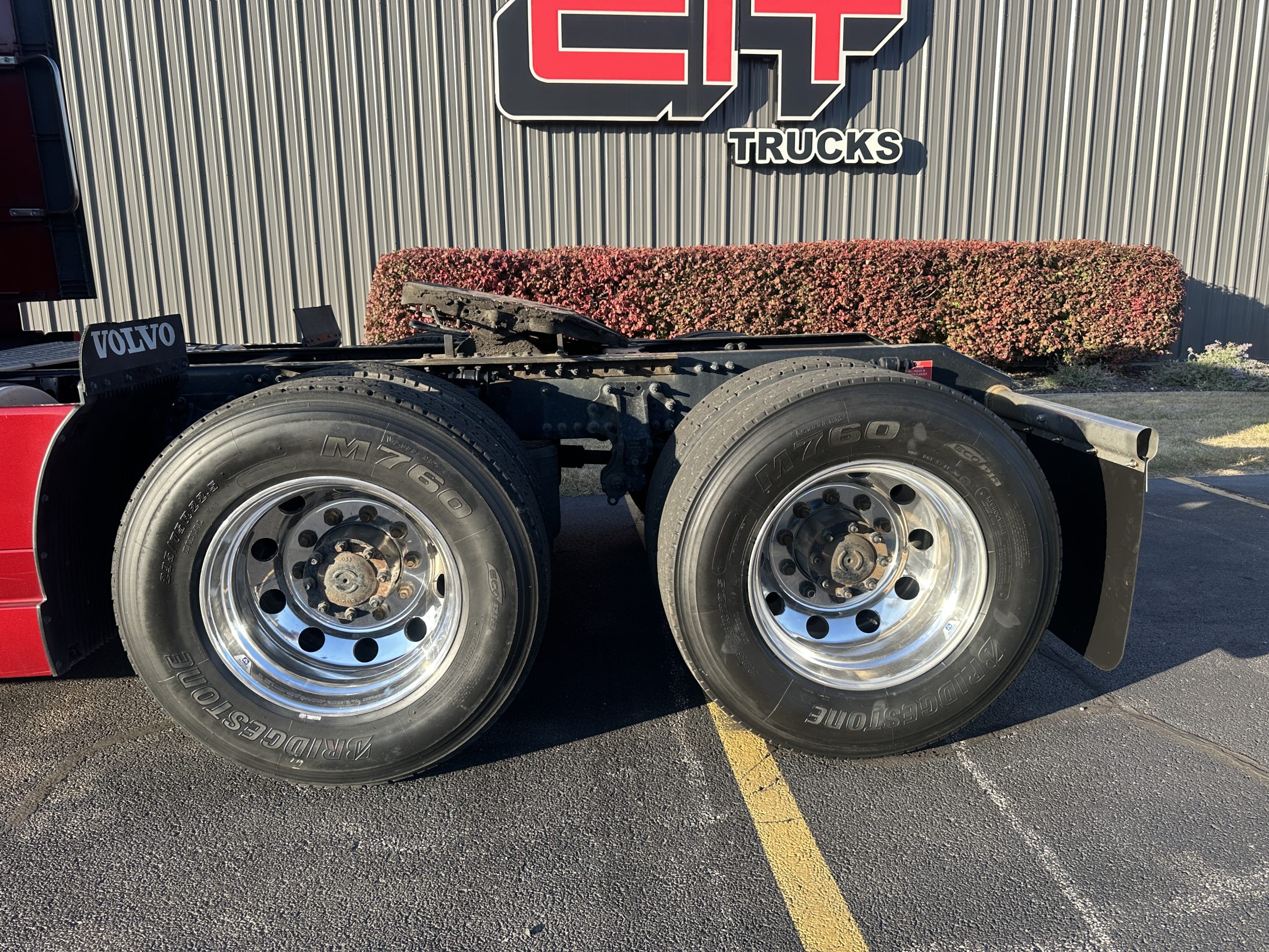 2022 VOLVO VNL300 - image 3 of 6