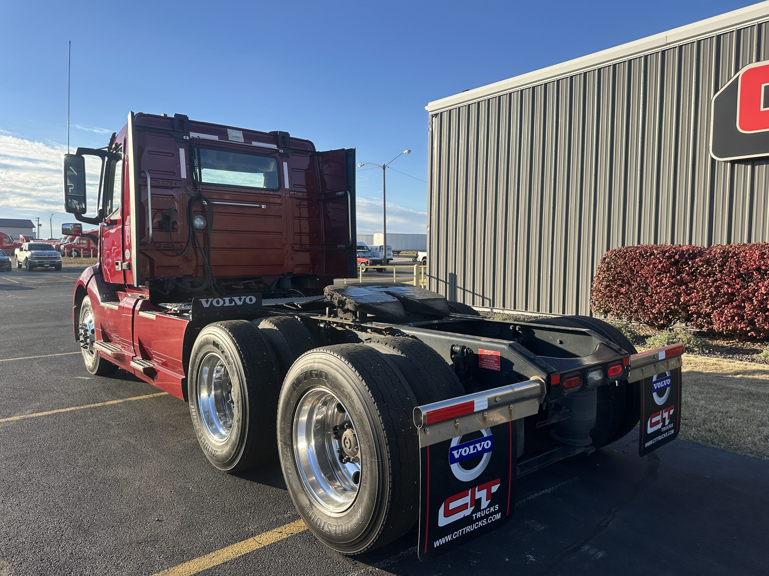 2022 VOLVO VNL300 - image 4 of 6