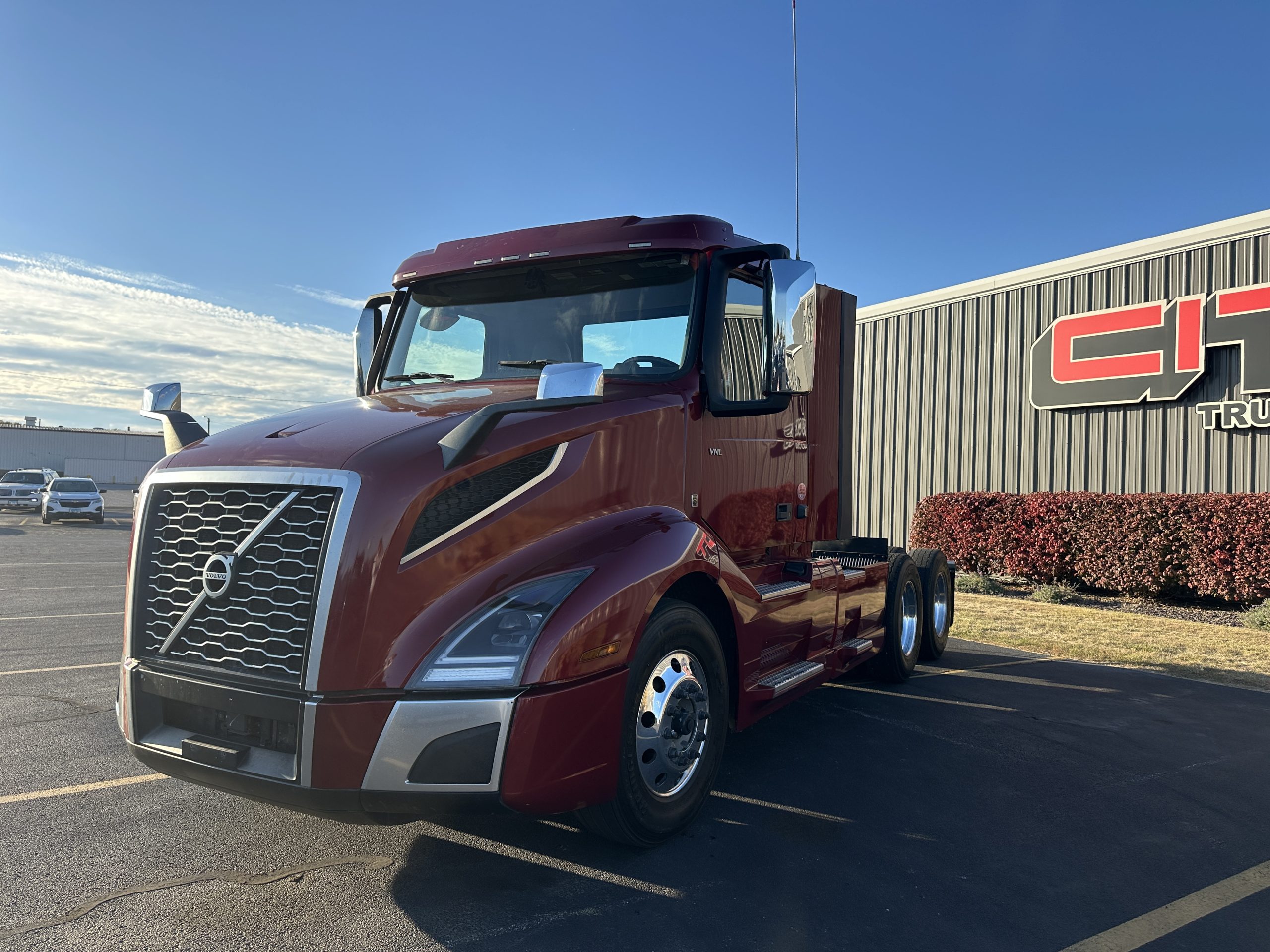 2022 VOLVO VNL300 - image 1 of 6