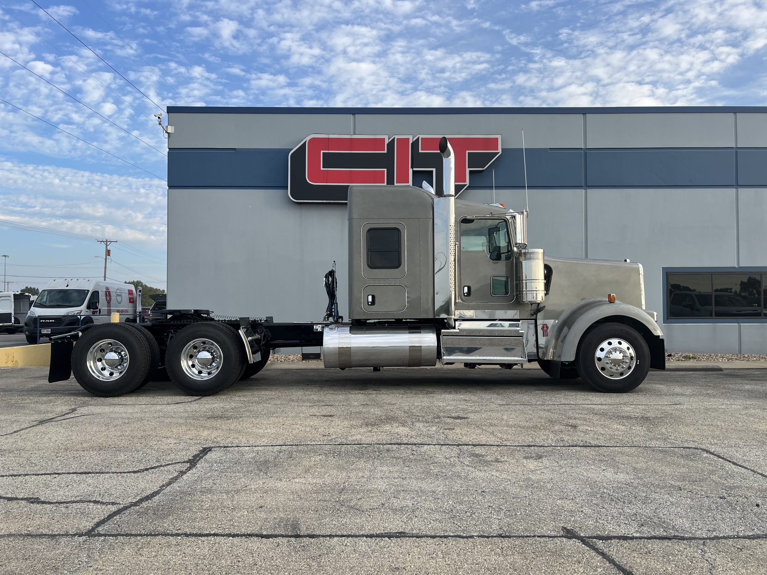 2026 KENWORTH W900L - image 4 of 6