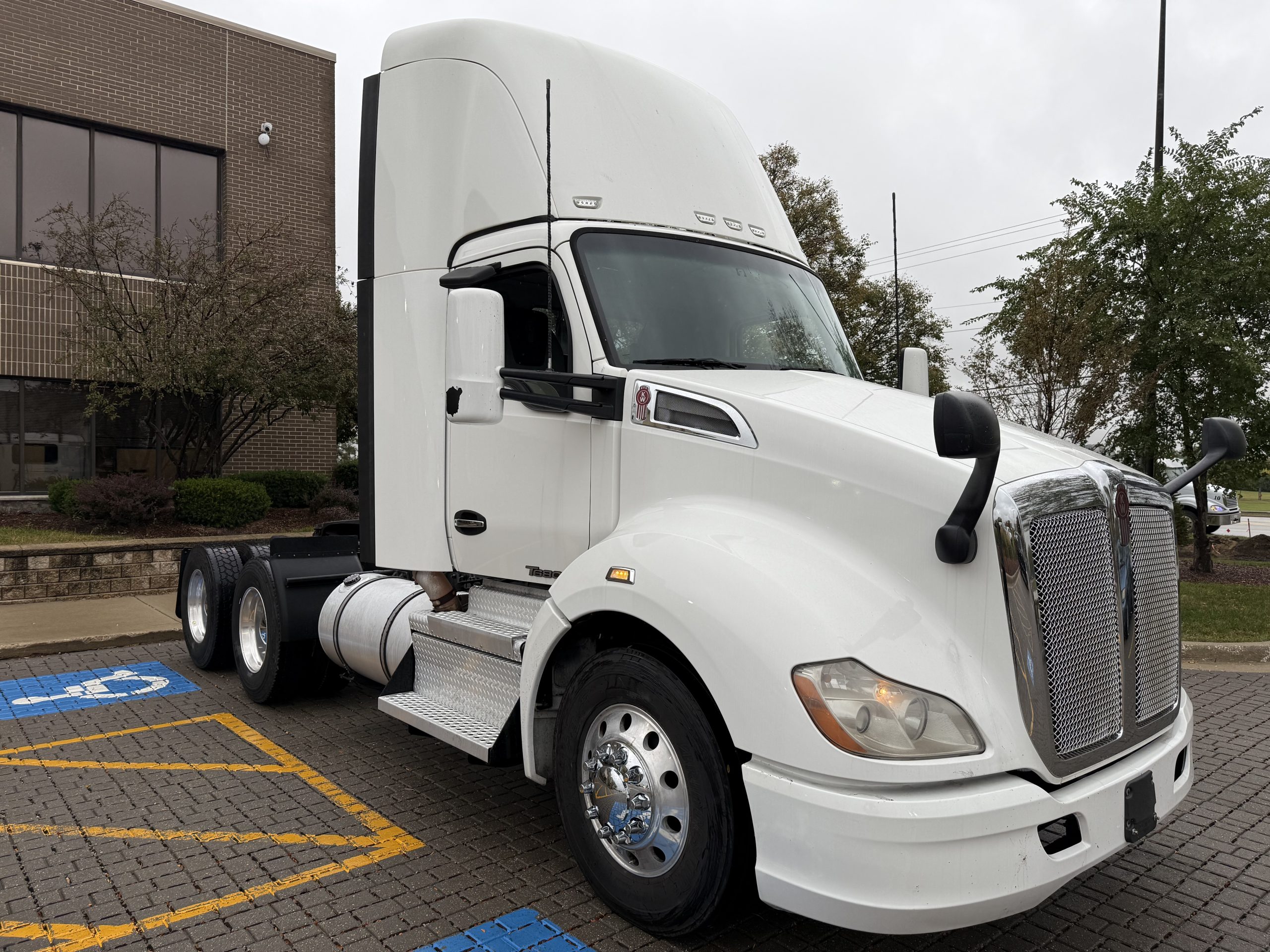 2020 KENWORTH T680 - image 4 of 6