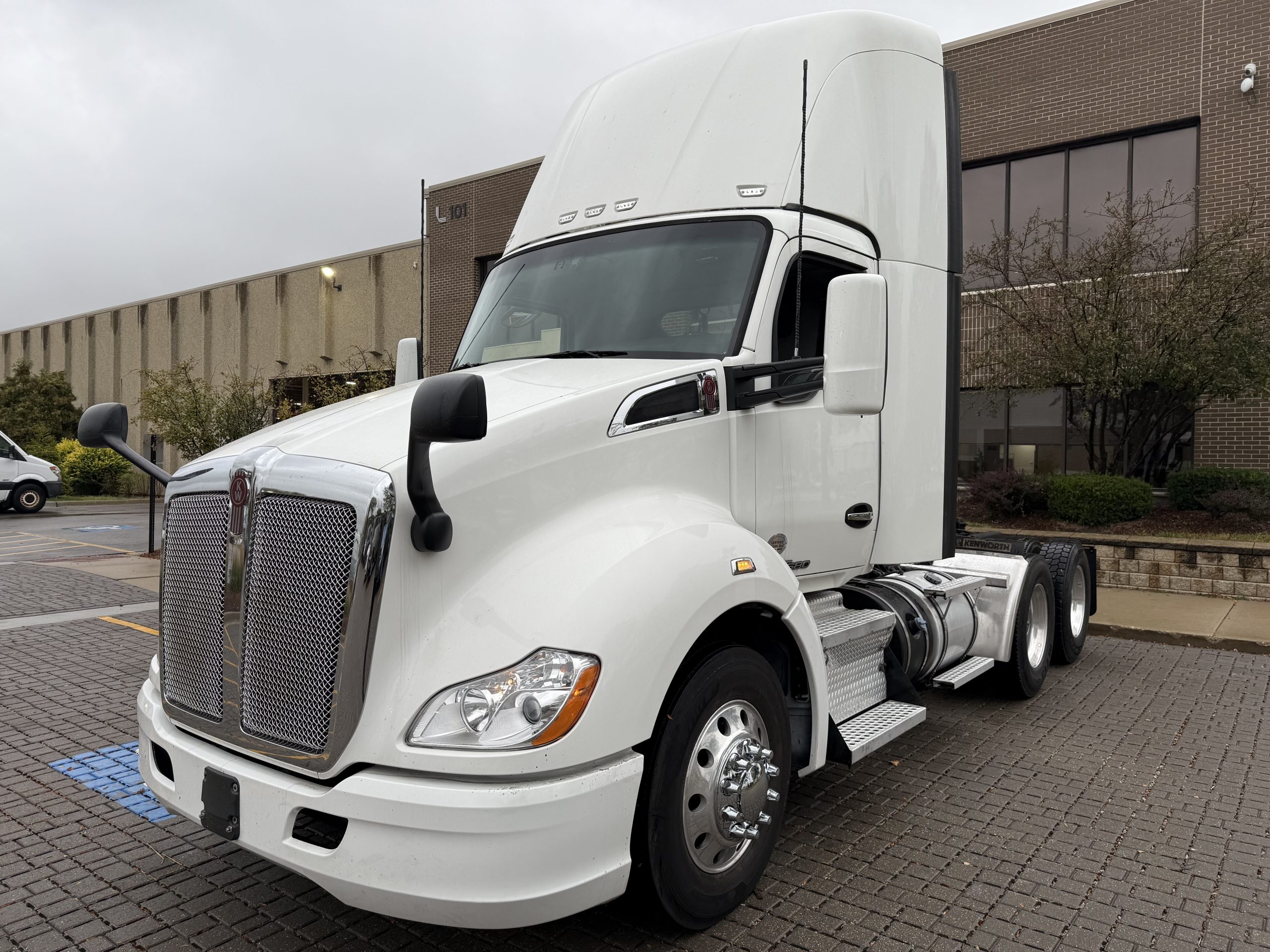 2020 KENWORTH T680 - image 3 of 6