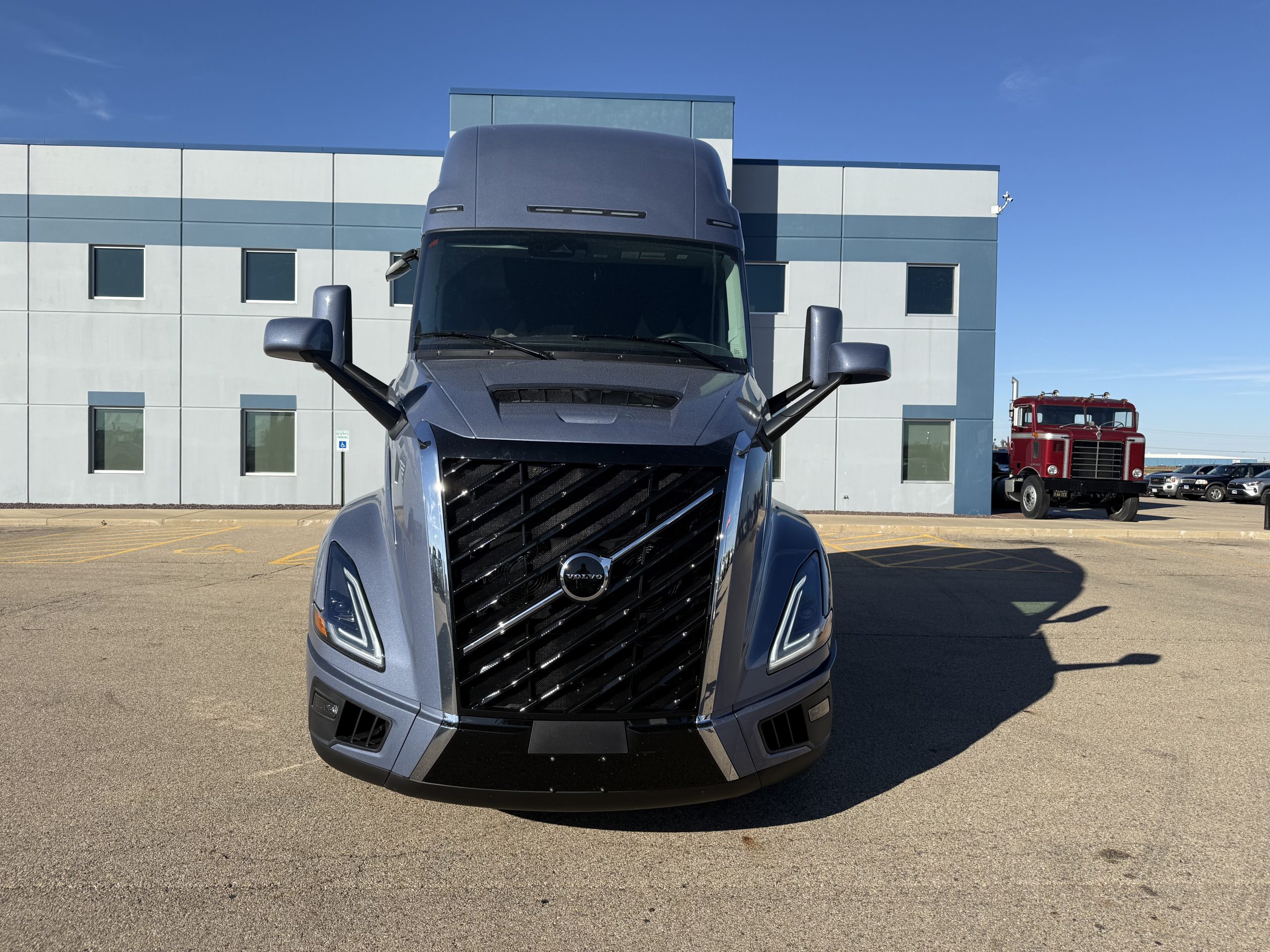 2026 VOLVO VNL860 2026 VOLVO VNL860 - image 2 of 6