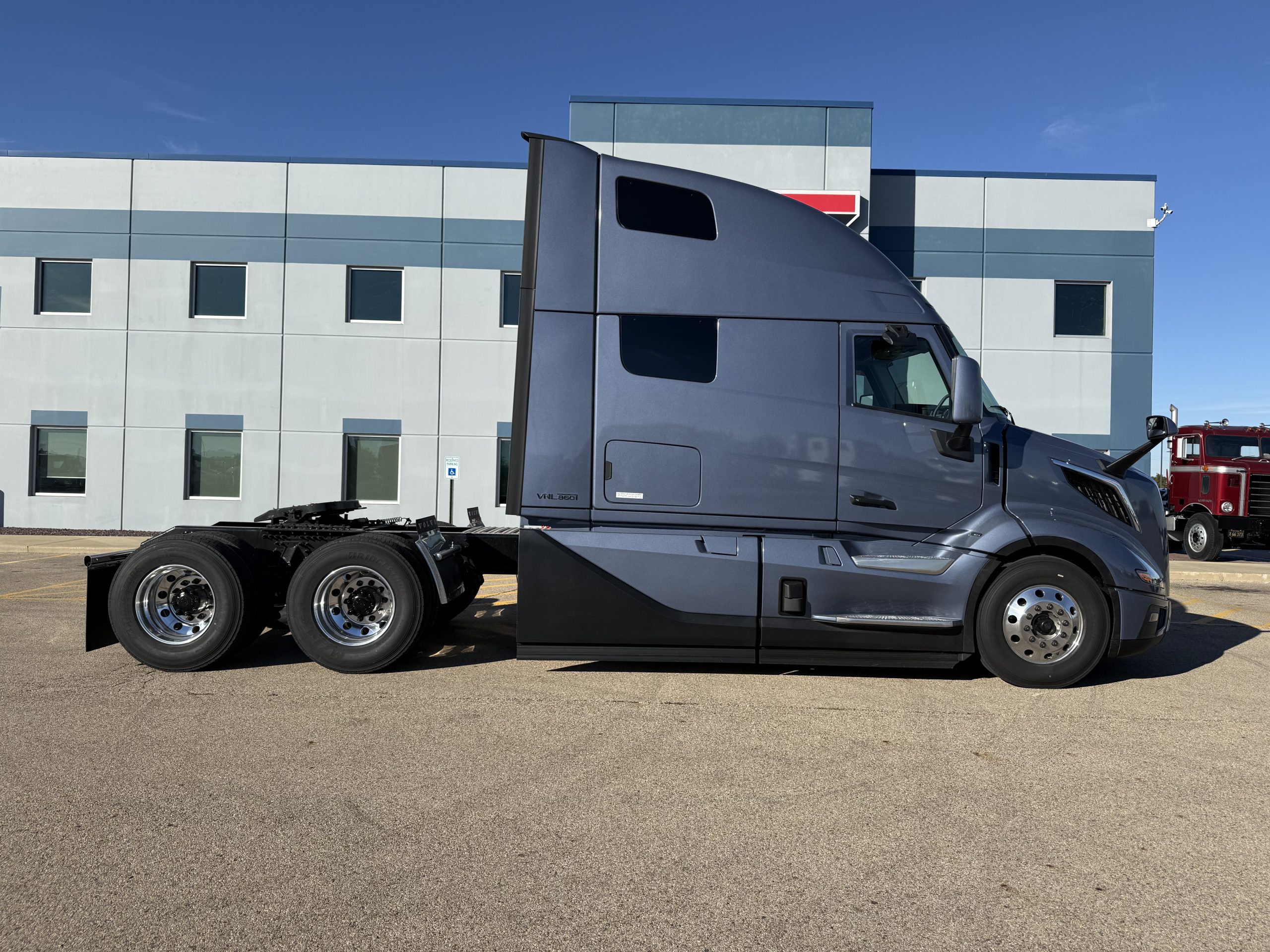 2026 VOLVO VNL860 2026 VOLVO VNL860 - image 5 of 6