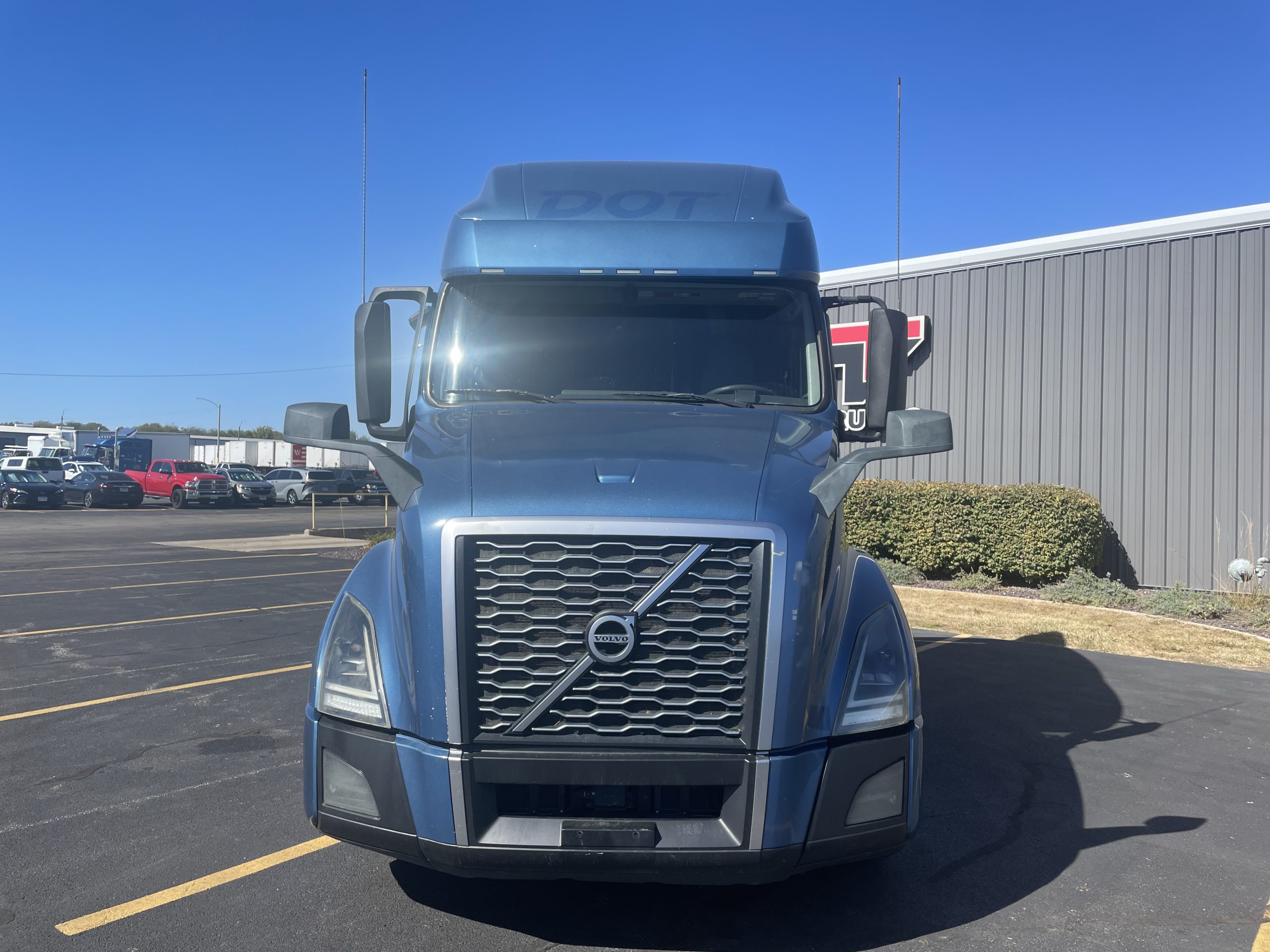2019 VOLVO VNL760 - image 2 of 6