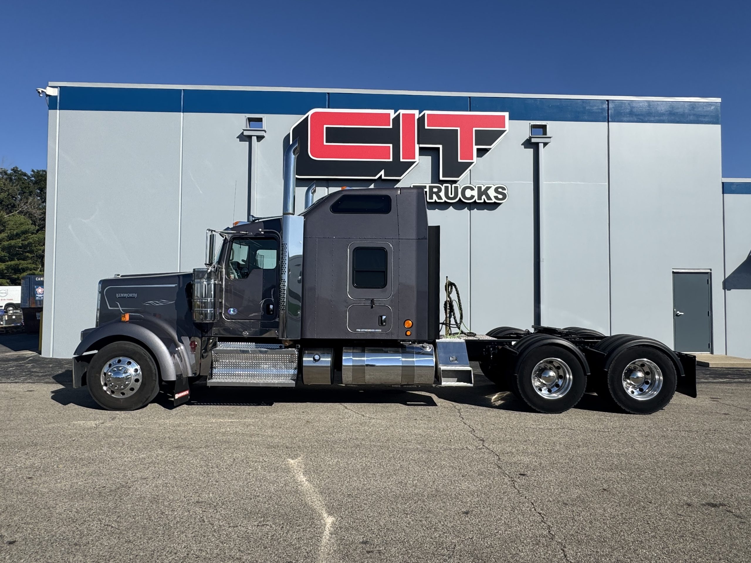 2020 KENWORTH W900L - image 3 of 6