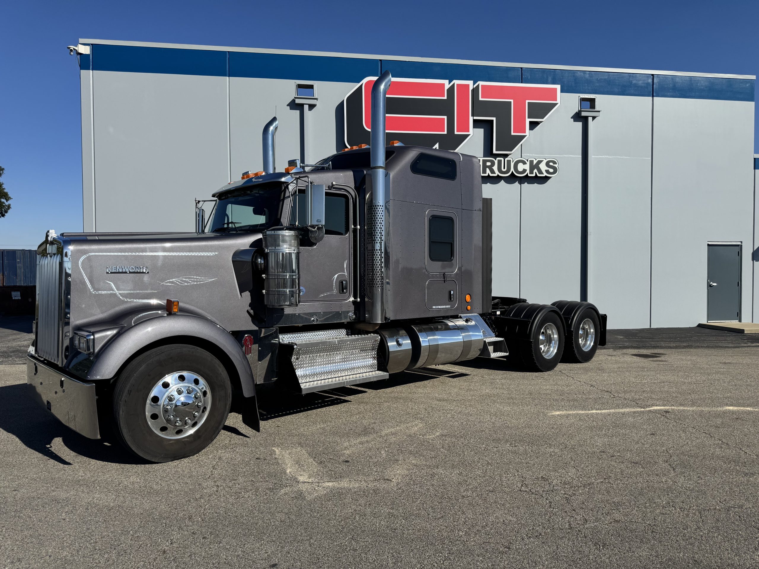 2020 KENWORTH W900L - image 2 of 6