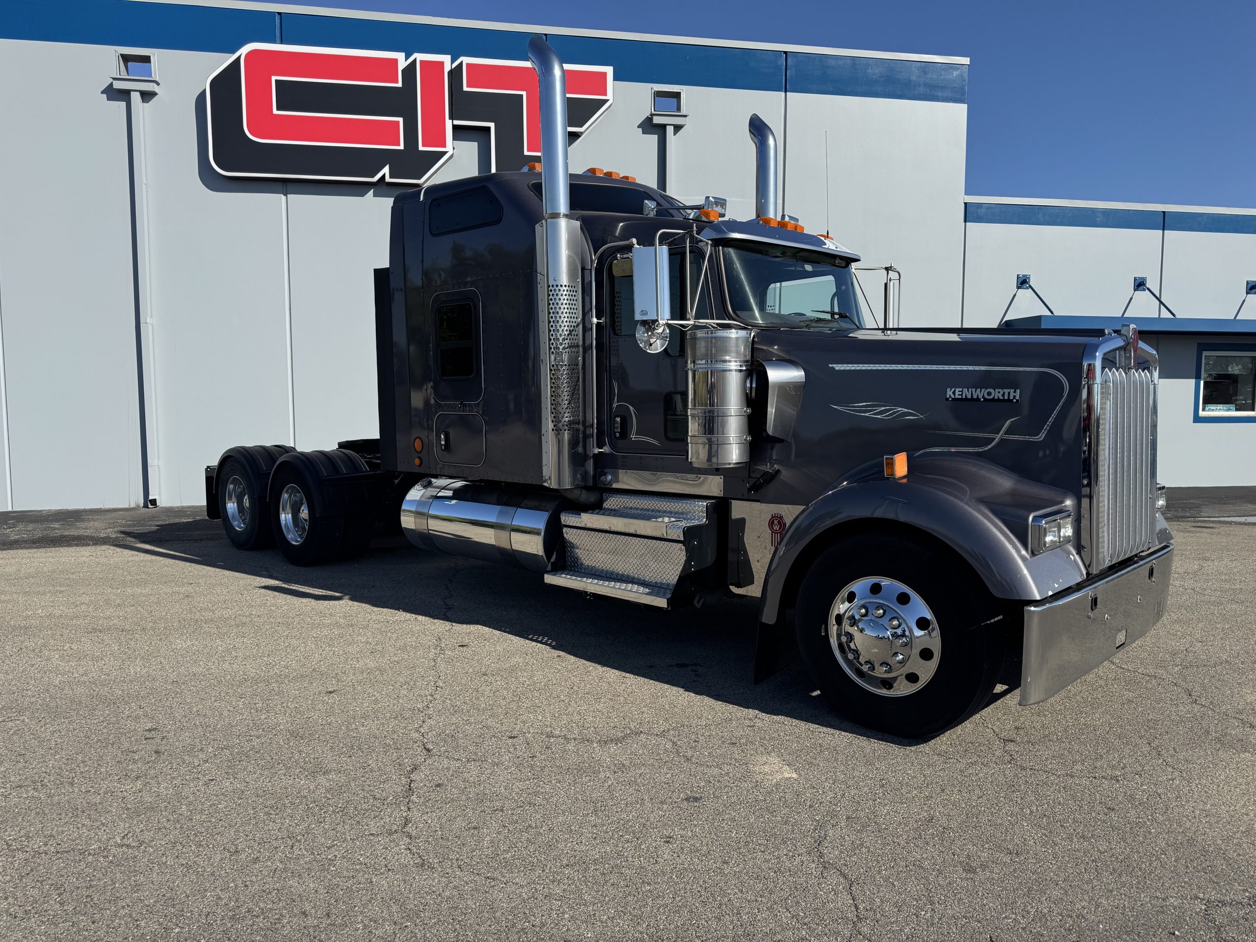 2020 KENWORTH W900L - image 4 of 6