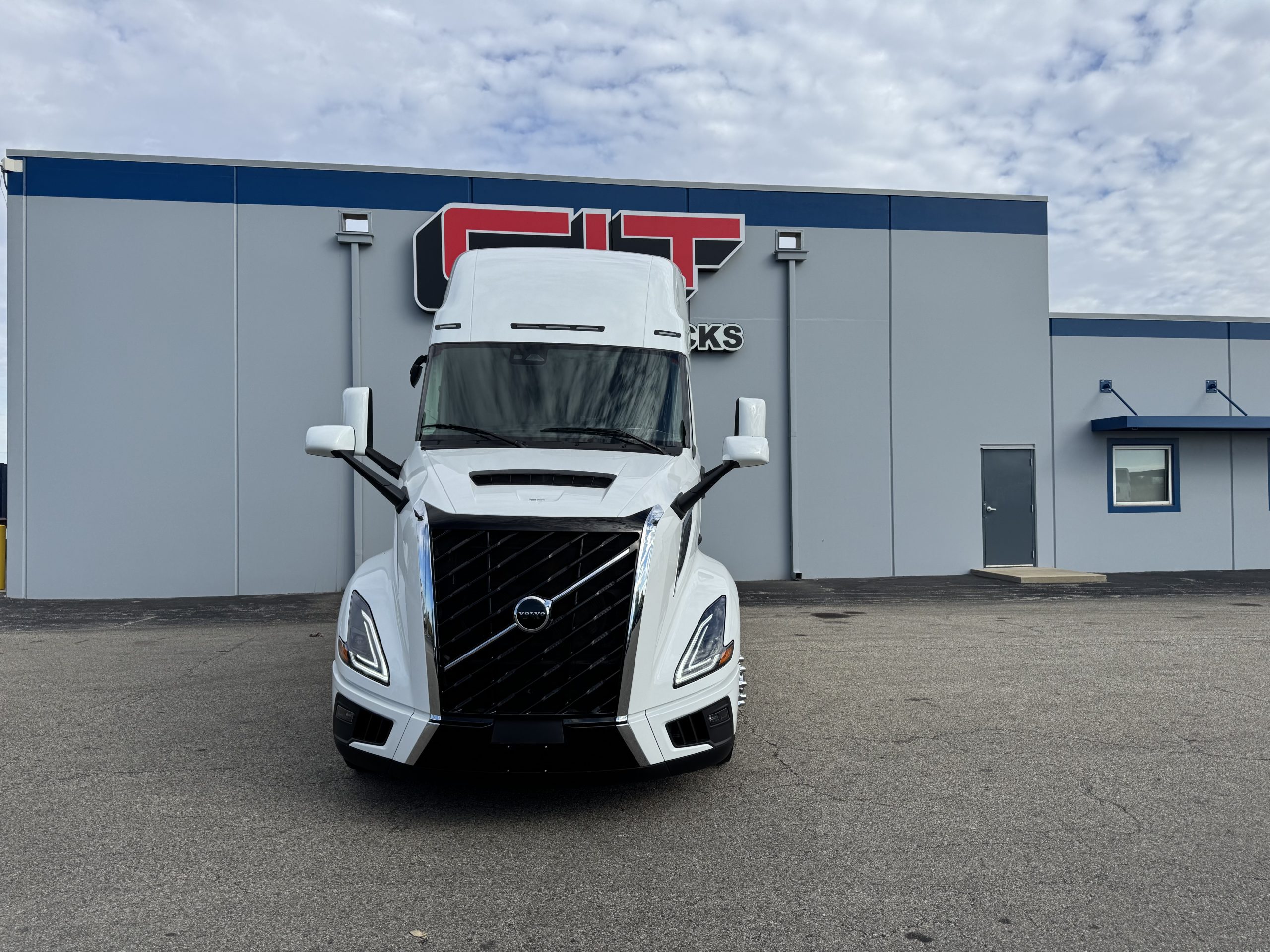 2026 VOLVO VNL860 2026 VOLVO VNL860 - image 2 of 6