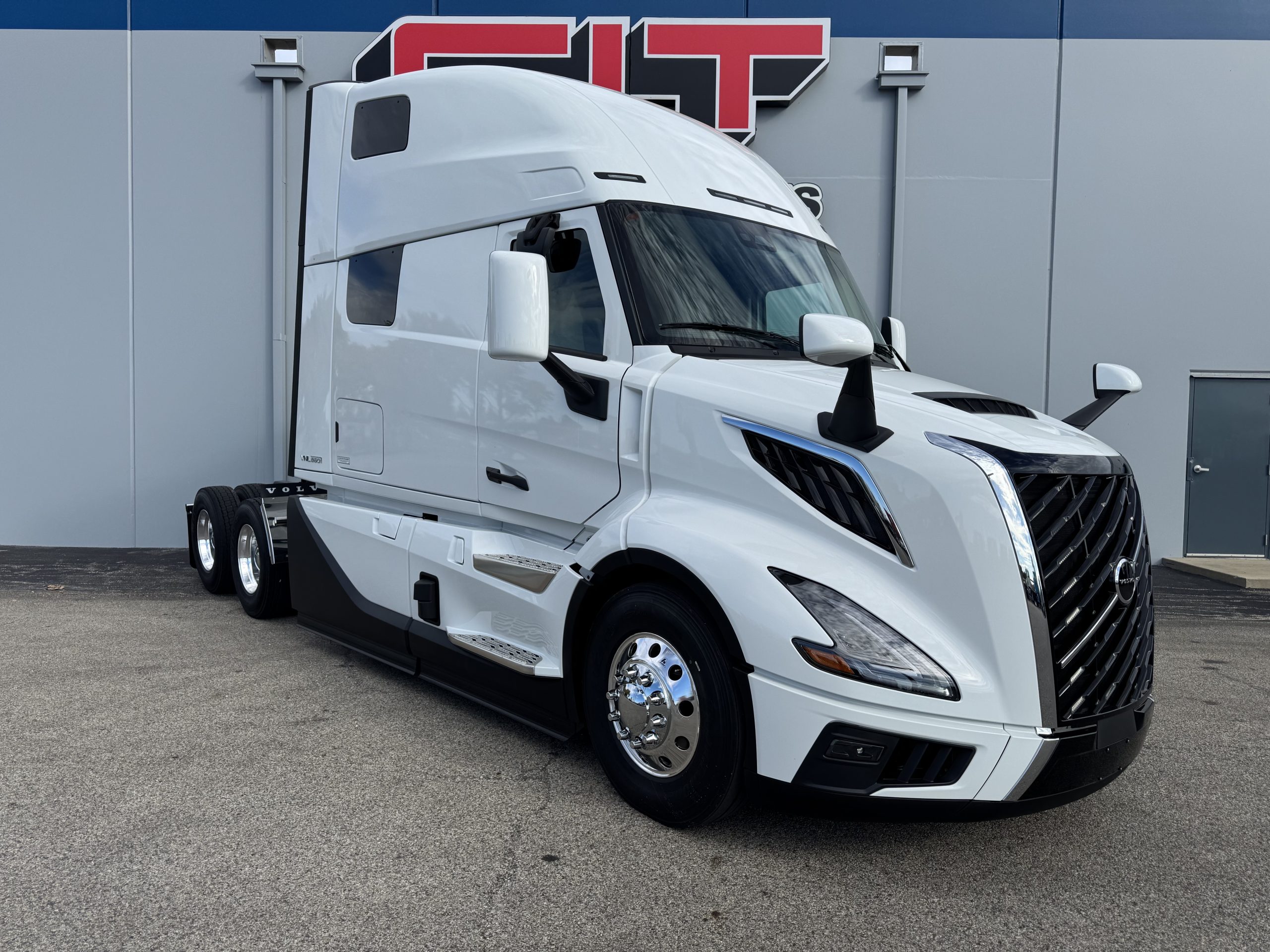 2026 VOLVO VNL860 - image 3 of 6