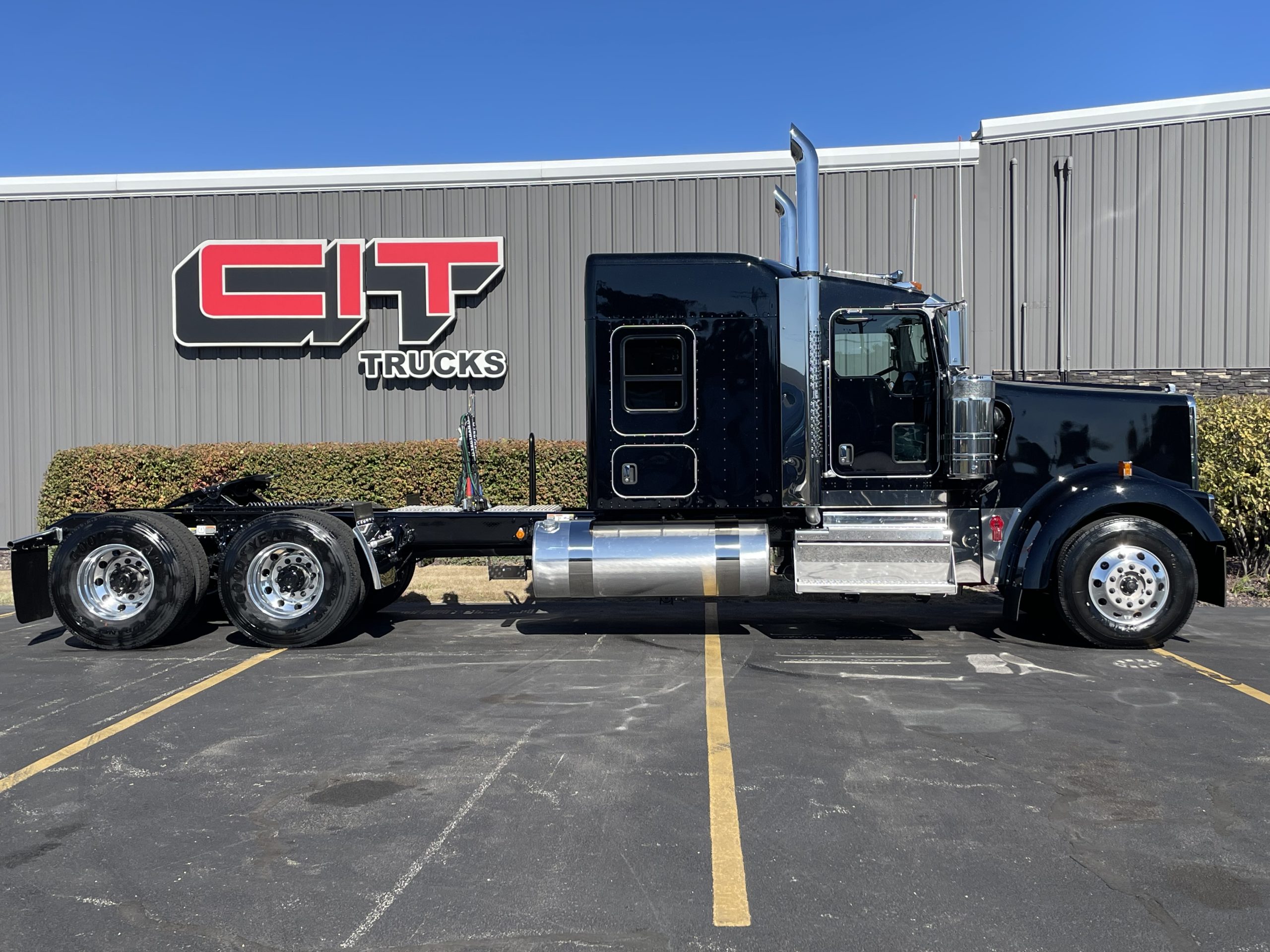 2026 KENWORTH W900L 2026 KENWORTH W900L - image 4 of 6