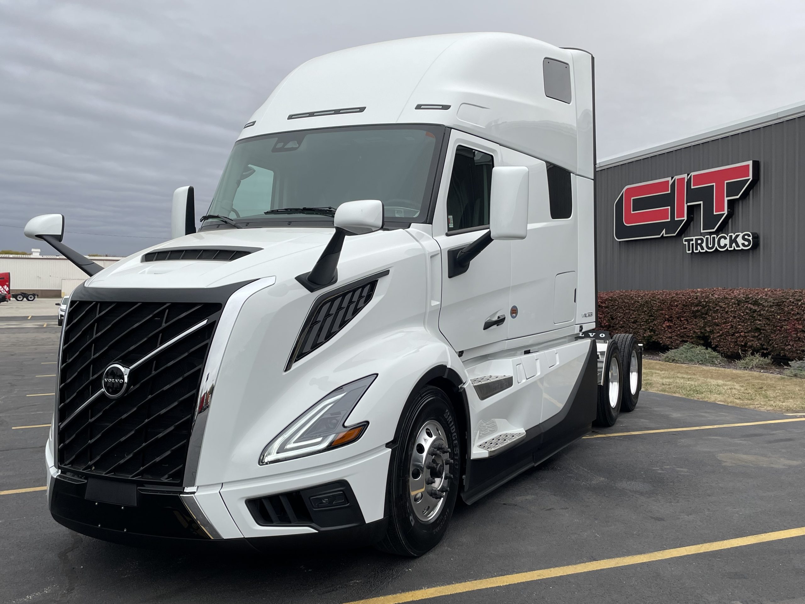 2026 VOLVO VNL860 - image 1 of 6