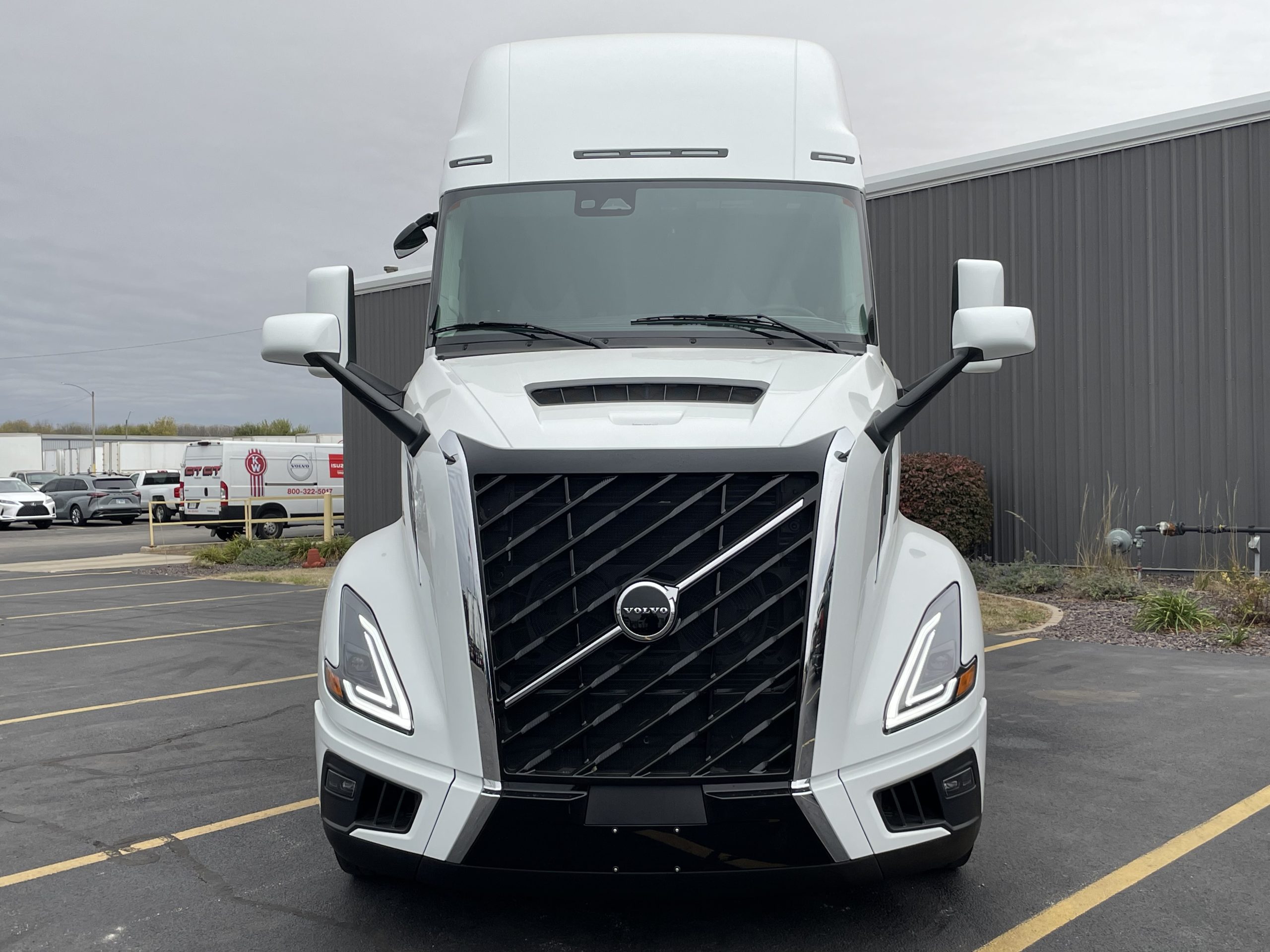 2026 VOLVO VNL860 - image 2 of 6