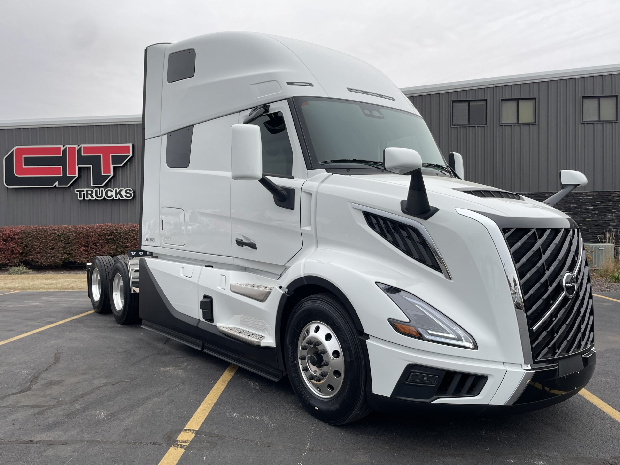 2026 VOLVO VNL860 - image 3 of 6