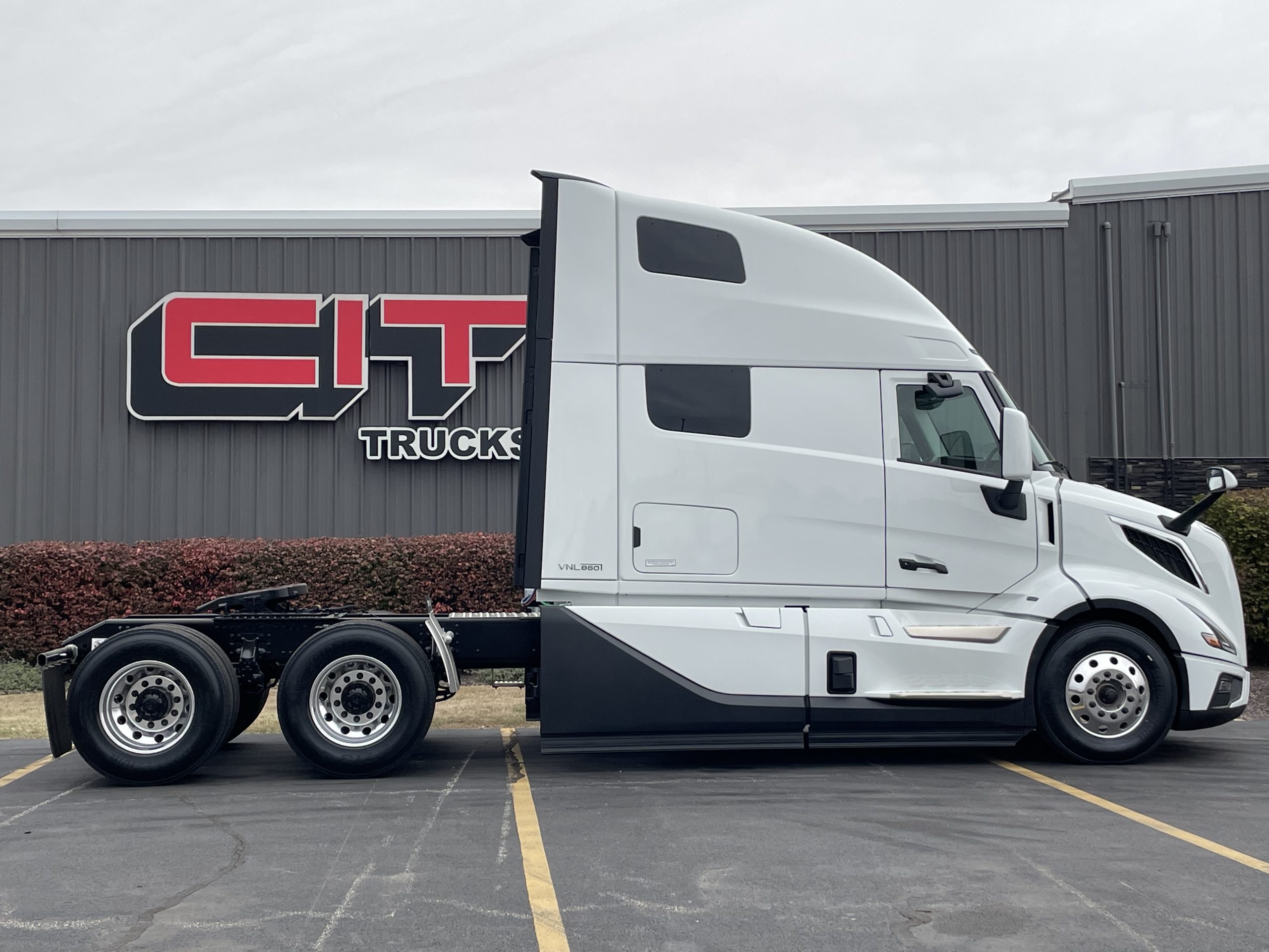 2026 VOLVO VNL860 - image 4 of 6