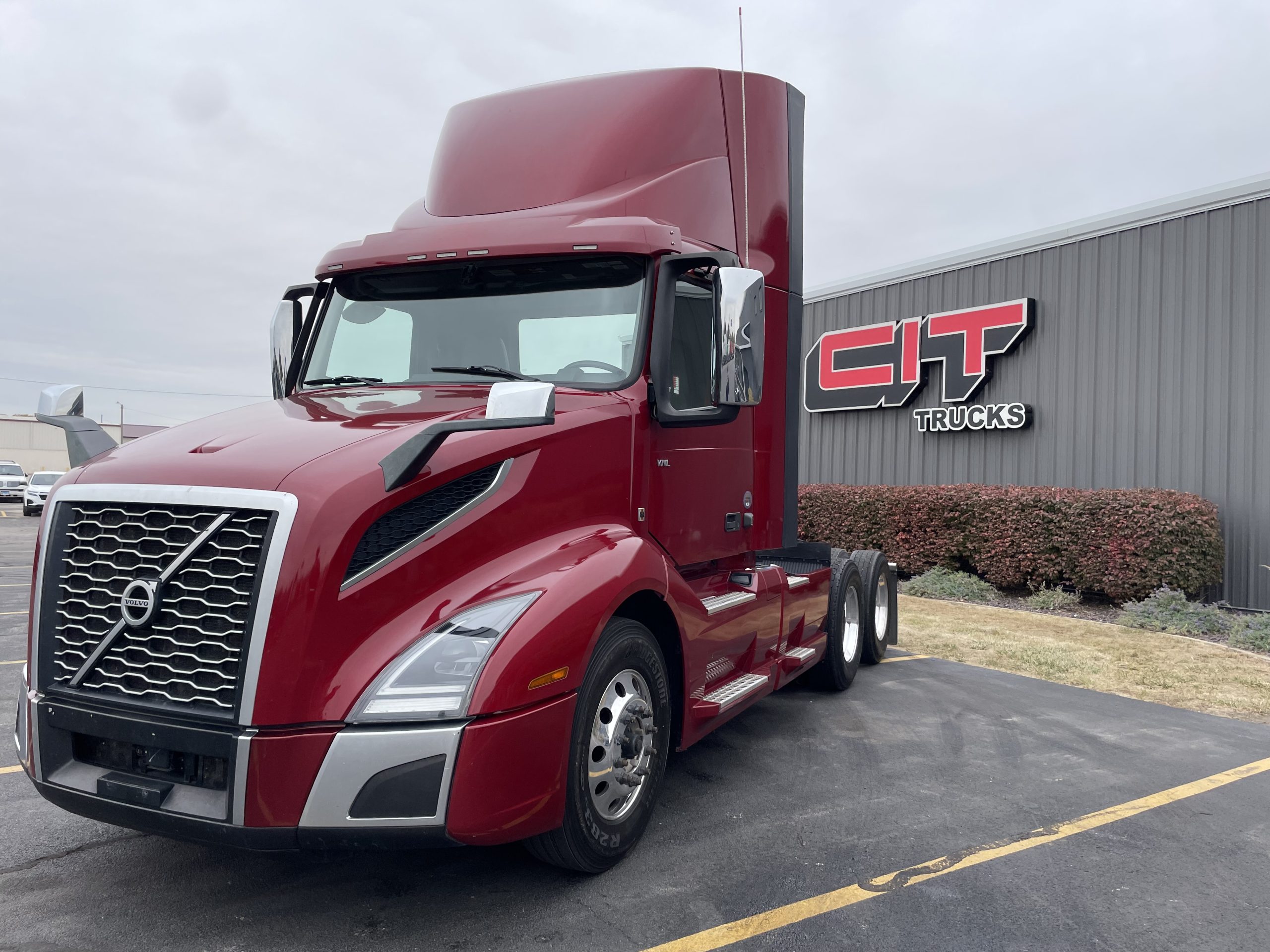 2022 VOLVO VNL300 2022 VOLVO VNL300 - image 1 of 6