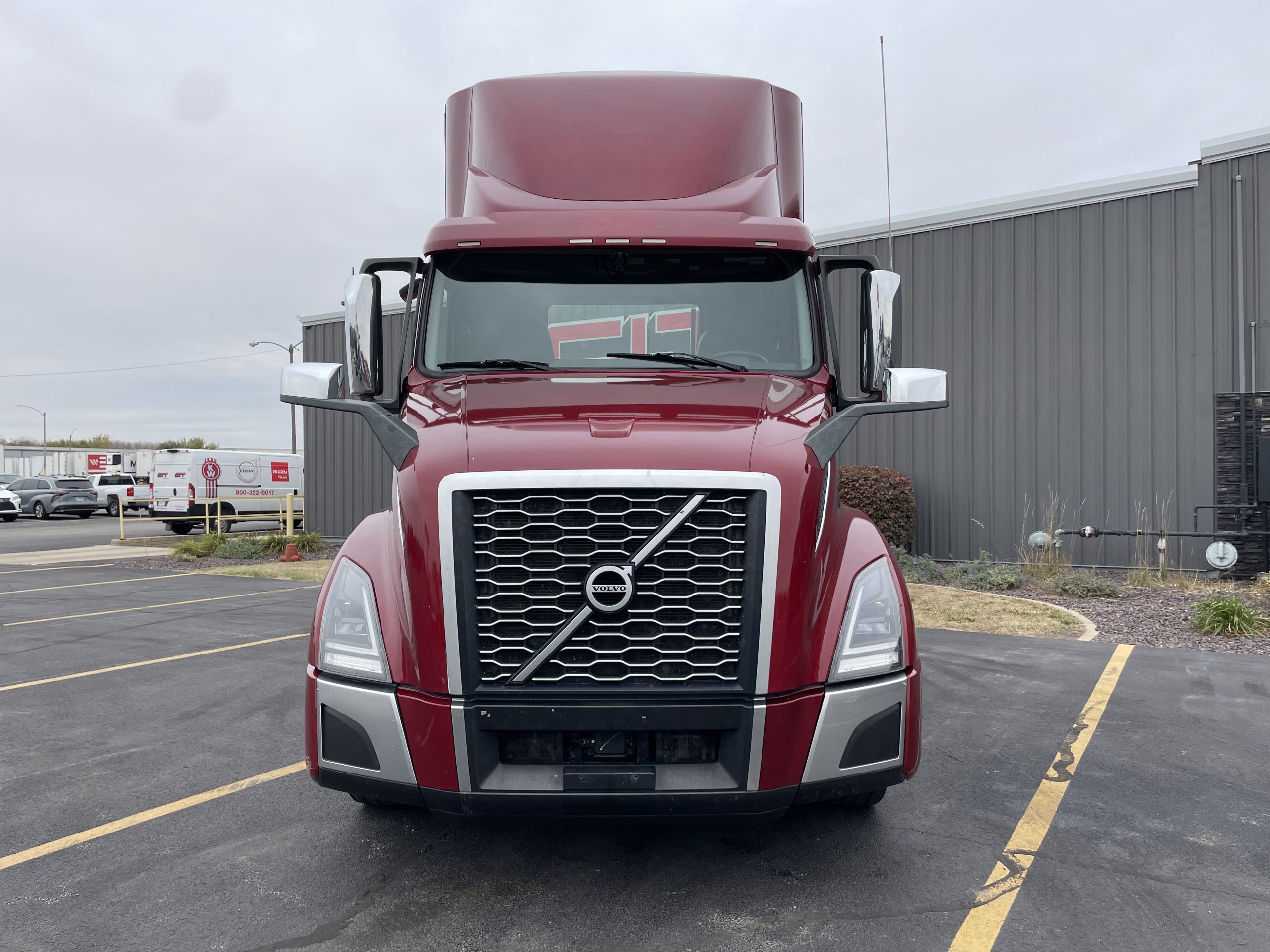 2022 VOLVO VNL300 2022 VOLVO VNL300 - image 2 of 6