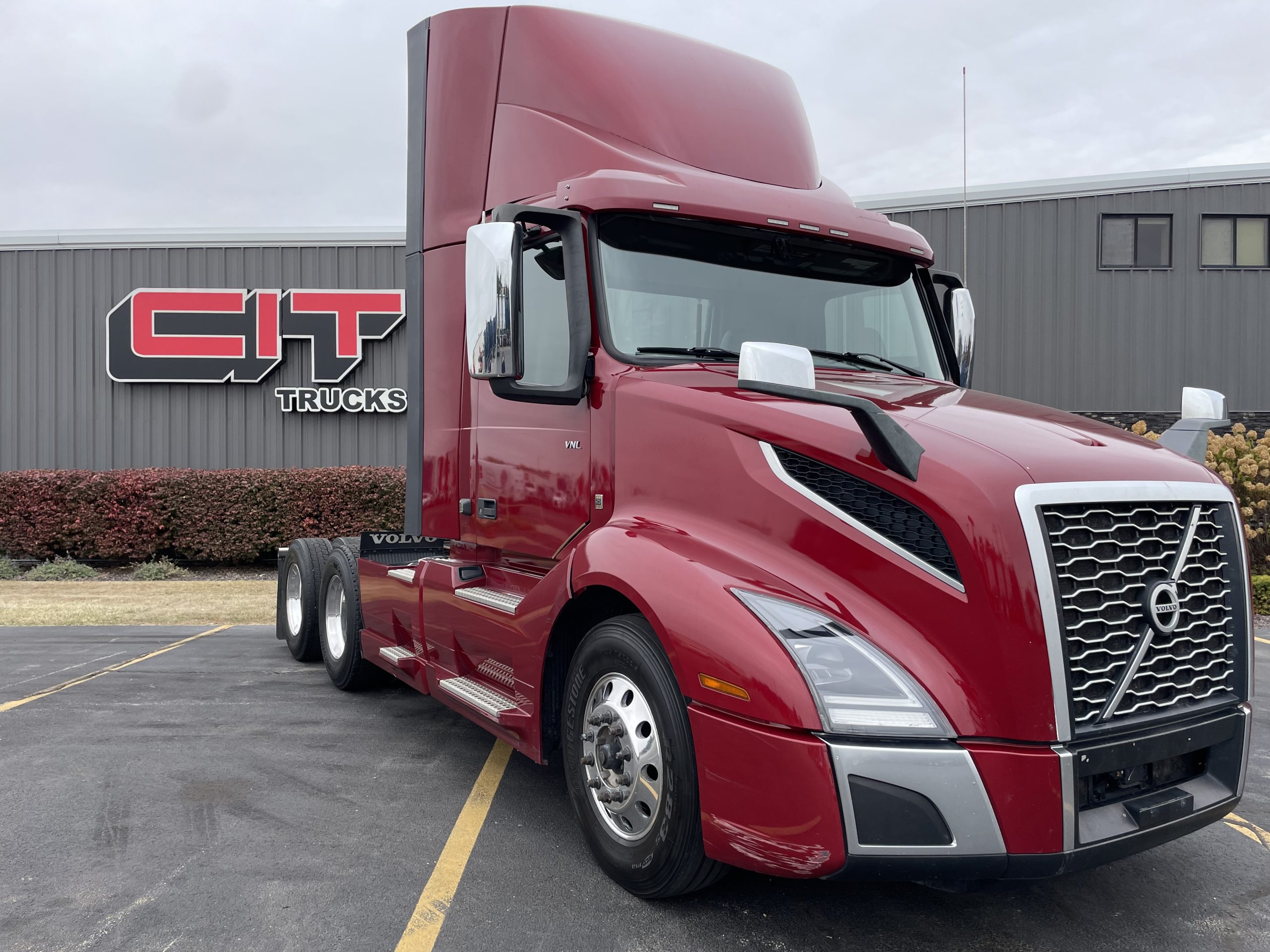 2022 VOLVO VNL300 2022 VOLVO VNL300 - image 3 of 6