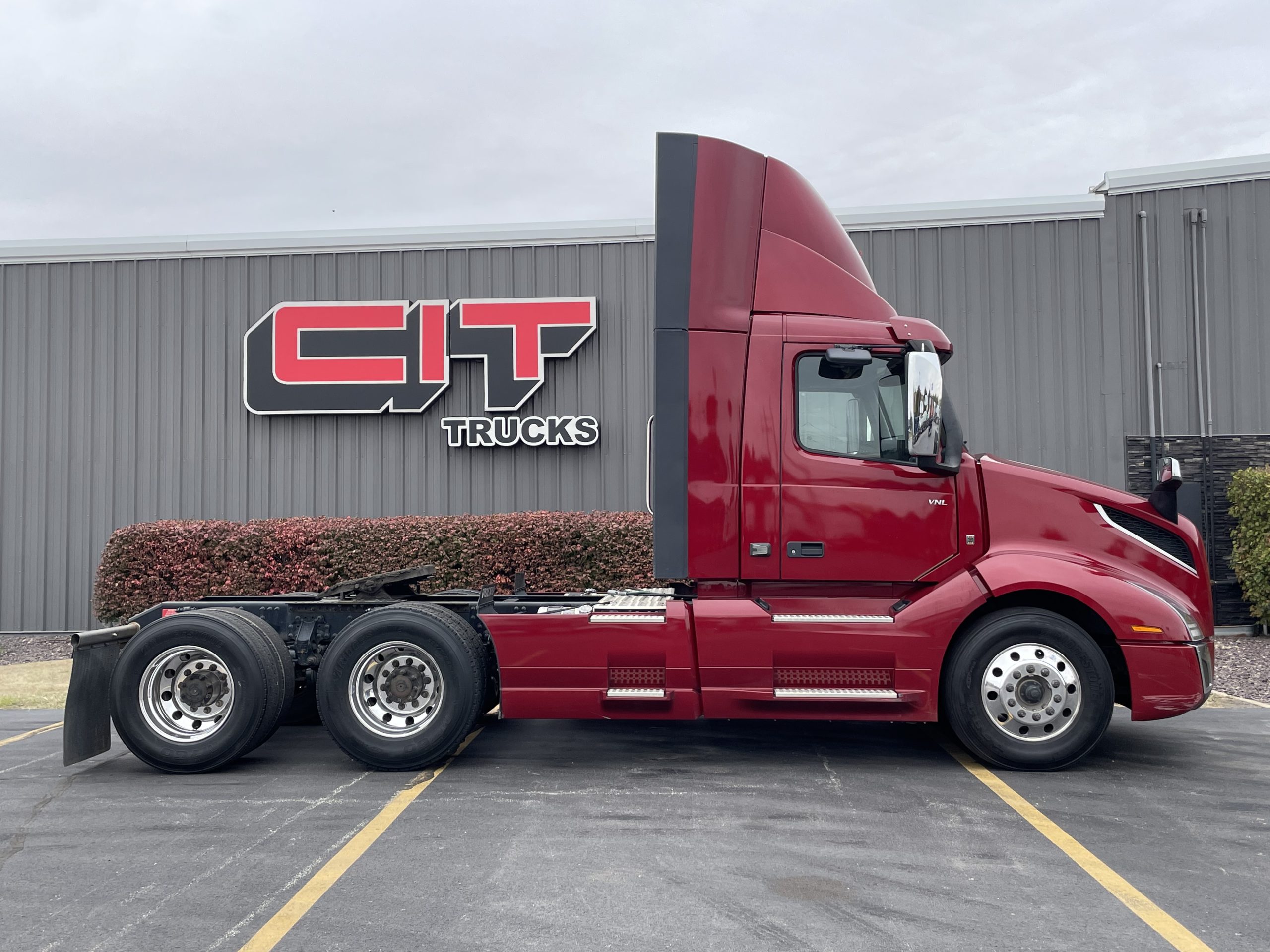 2022 VOLVO VNL300 2022 VOLVO VNL300 - image 4 of 6