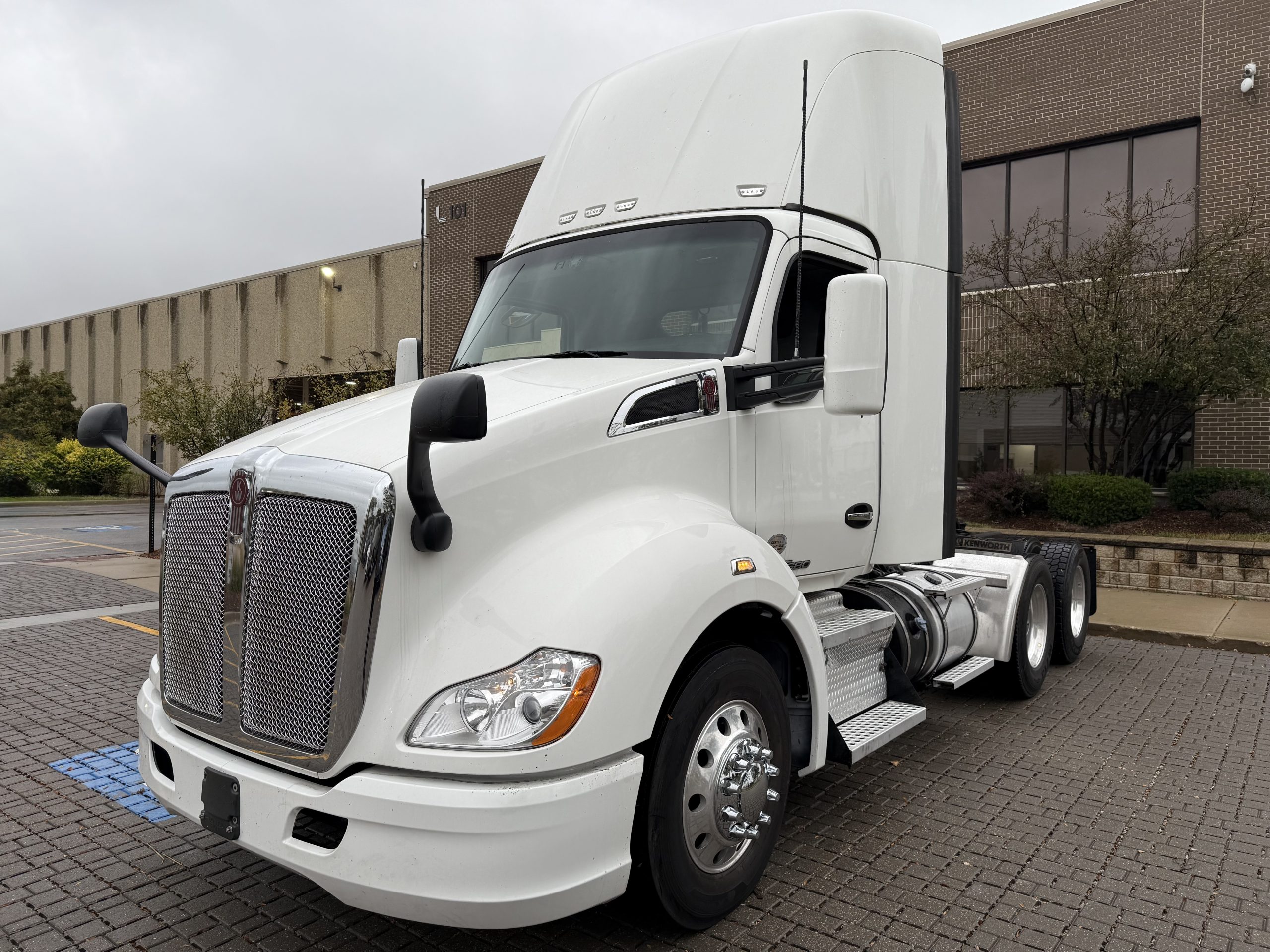 2020 KENWORTH T680 - image 1 of 6