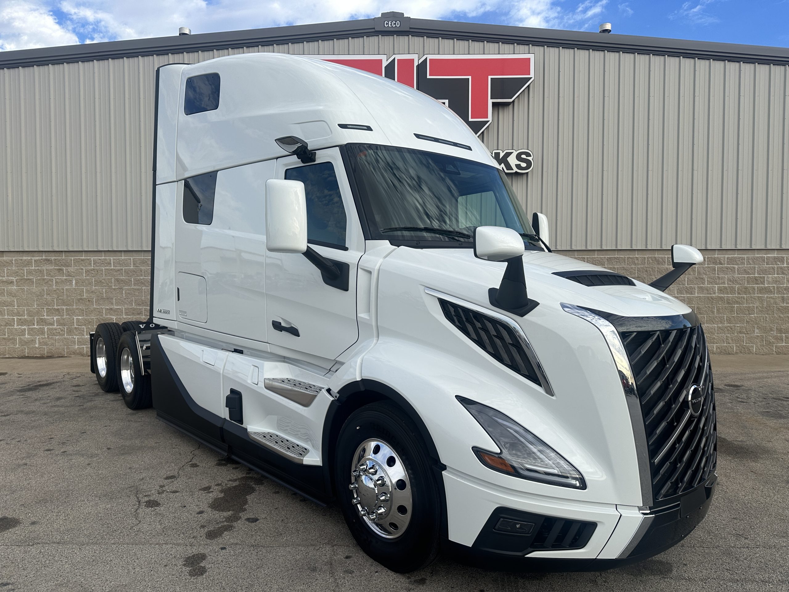 2026 VOLVO VNL860 2026 VOLVO VNL860 - image 3 of 6