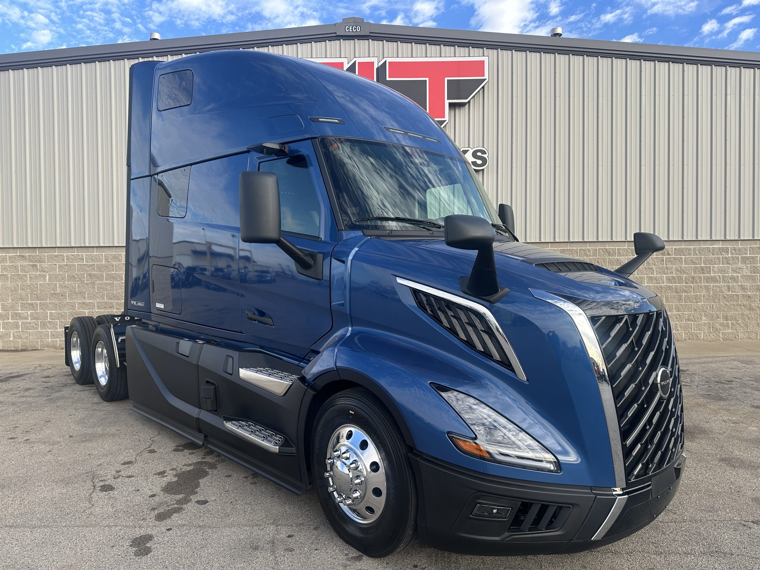 2026 VOLVO VNL860 2026 VOLVO VNL860 - image 2 of 6