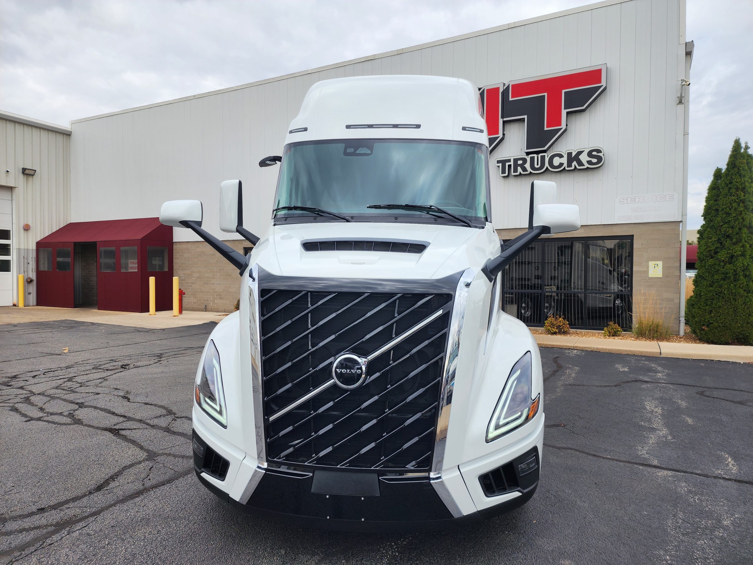 2026 VOLVO VNL860 2026 VOLVO VNL860 - image 2 of 6