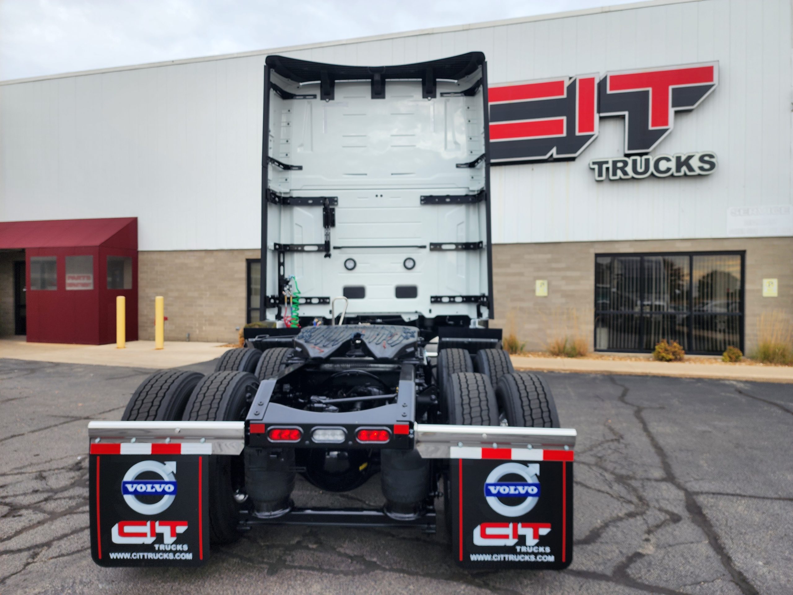 2026 VOLVO VNL860 2026 VOLVO VNL860 - image 6 of 6