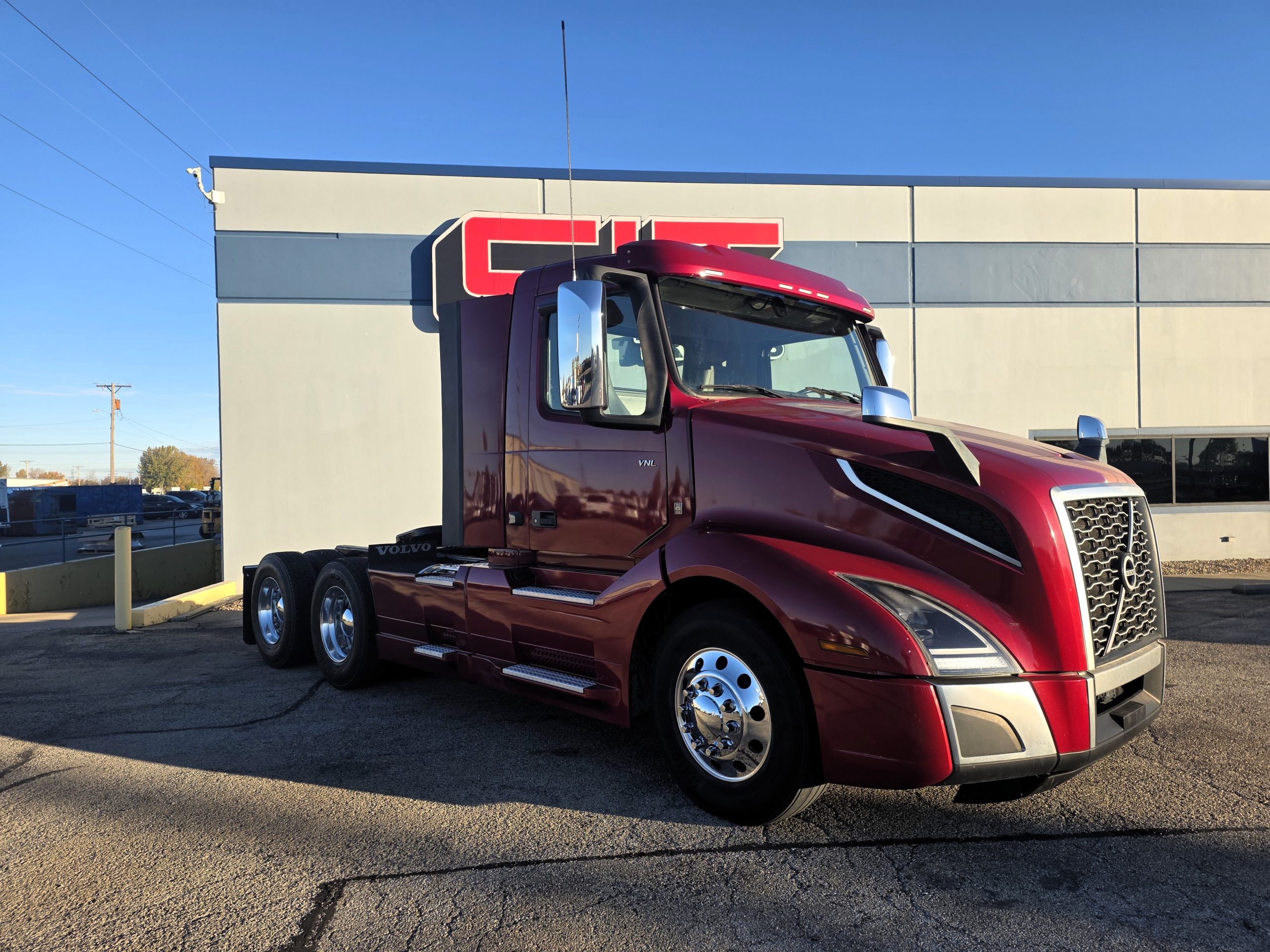 2022 VOLVO VNL300 2022 VOLVO VNL300 - image 3 of 6