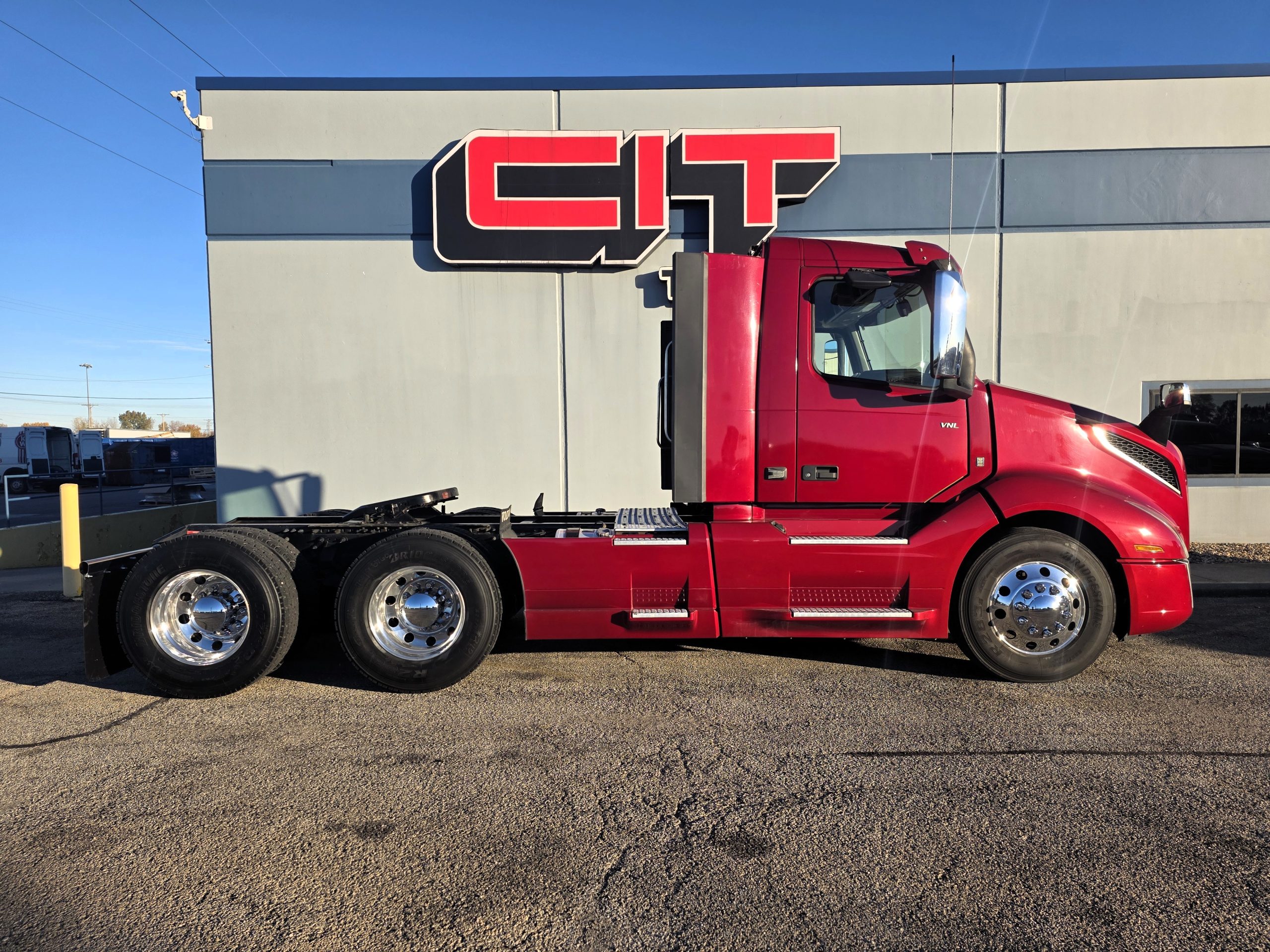 2022 VOLVO VNL300 2022 VOLVO VNL300 - image 4 of 6