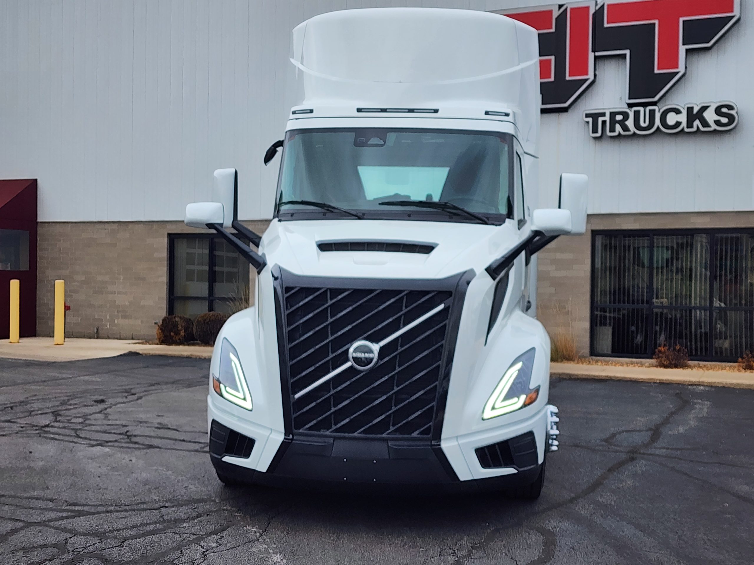 2026 VOLVO VNL300 - image 2 of 6