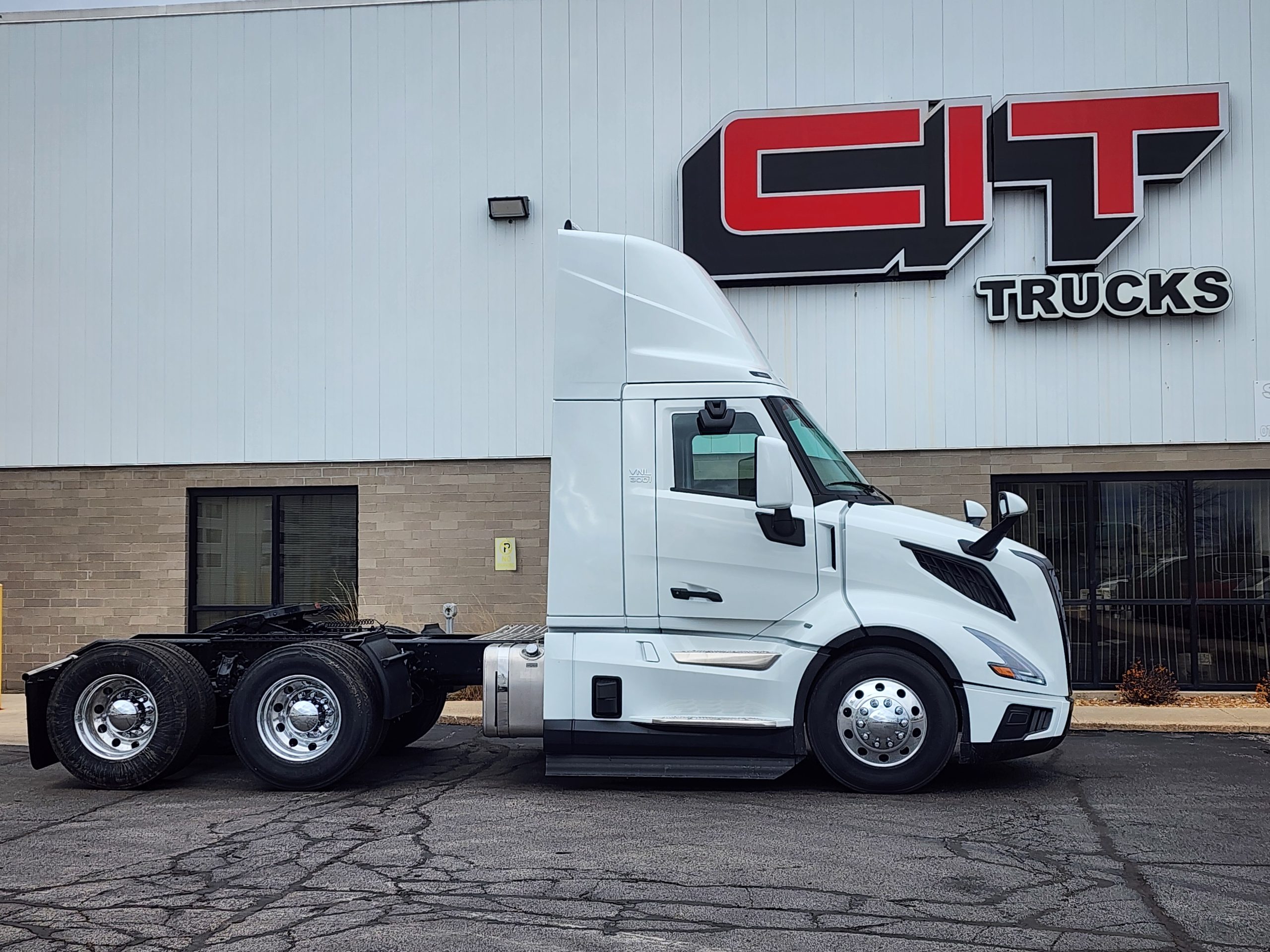 2026 VOLVO VNL300 - image 3 of 6