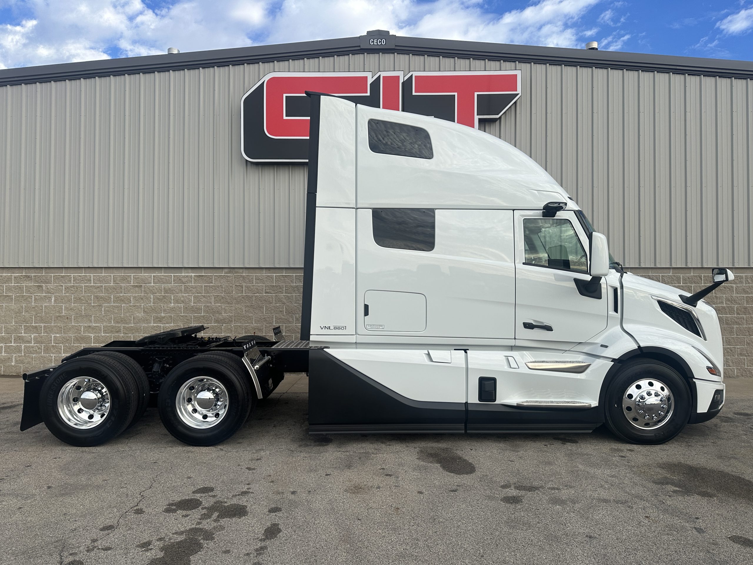 2026 VOLVO VNL860 2026 VOLVO VNL860 - image 4 of 6