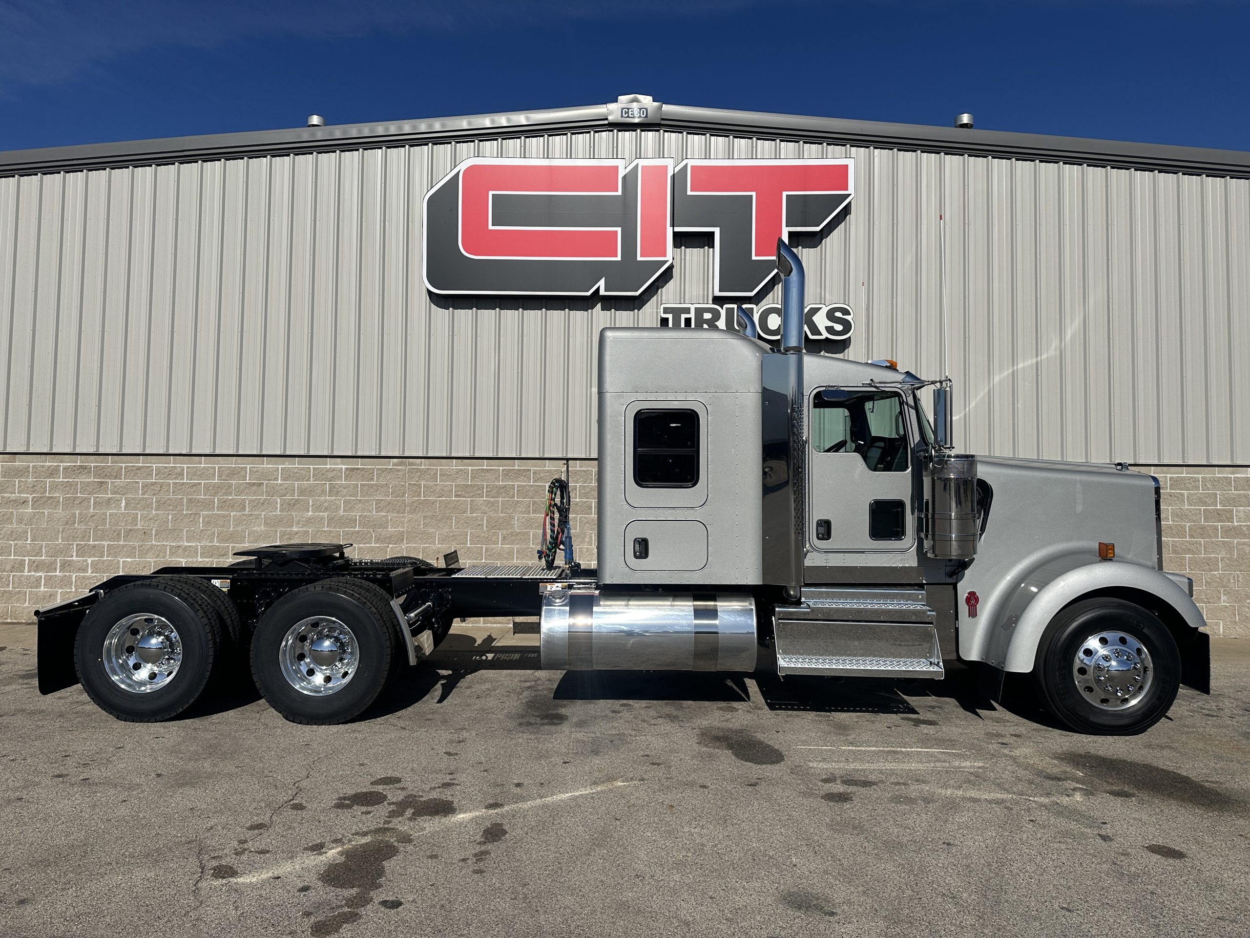 2026 KENWORTH W900L 2026 KENWORTH W900L - image 4 of 6