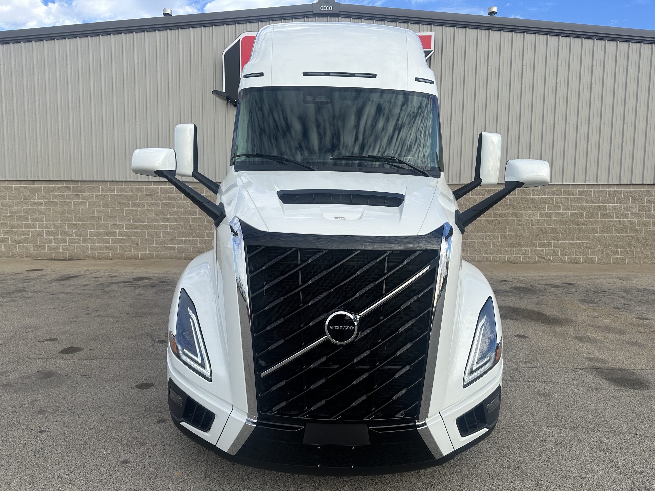 2026 VOLVO VNL860 2026 VOLVO VNL860 - image 2 of 6