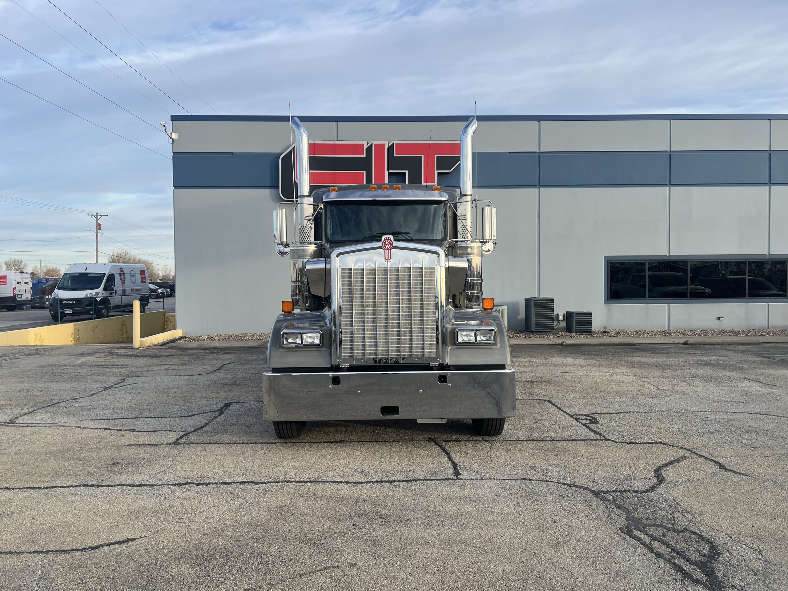 2026 KENWORTH W900L 2026 KENWORTH W900L - image 2 of 6